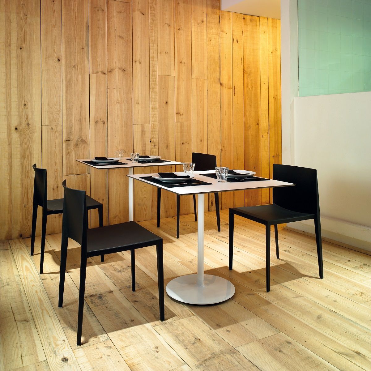 Schwarzer Sail SI1245 Stuhl von Andreu World, stapelbarer Designstuhl aus Holz für Esszimmer und Gastronomie.