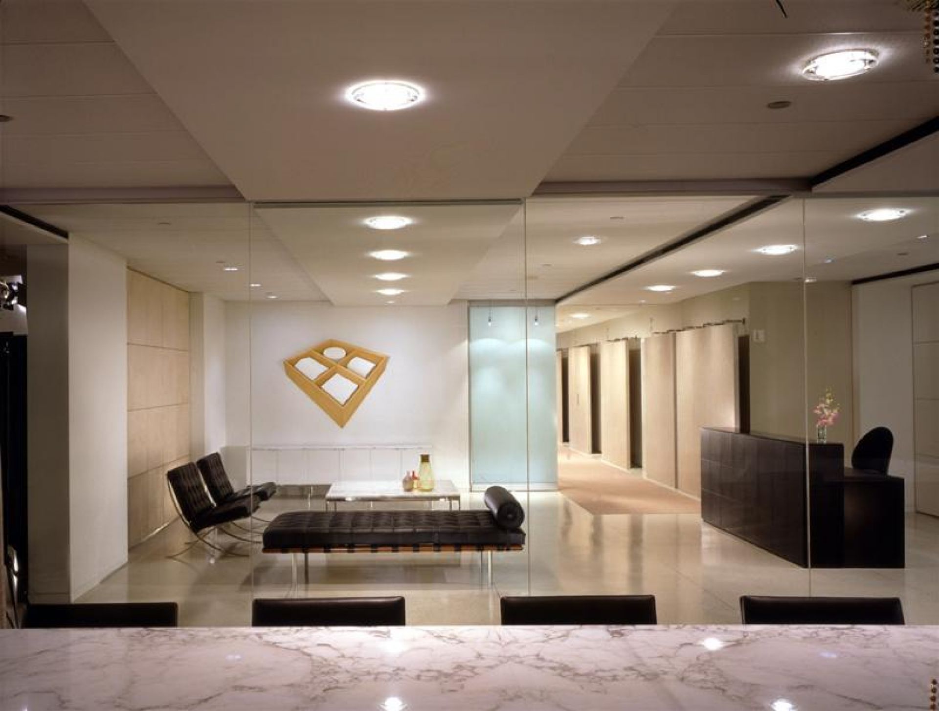 Innenaufnahme mit Barcelona Sessel von Knoll International, schwarzes Leder, minimalistisches Design für Wohnzimmer oder Büro.
