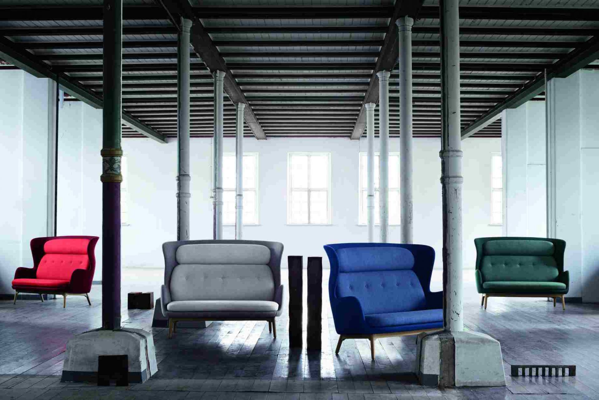 Ro 2-Sitzer Sofa von Fritz Hansen in verschiedenen Farben in einem Loft mit Säulen.