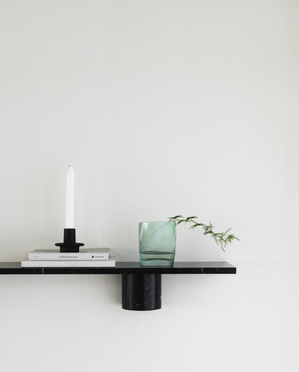 Schwarzes Sten Regal von Normann Copenhagen mit Deko: Kerze, Bücher und Glasvase.
