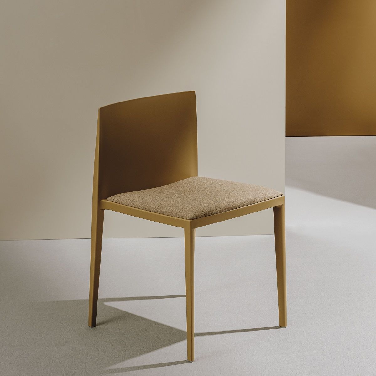 Sail SI1245 Stuhl von Andreu World, stapelbarer Designstuhl mit gepolstertem Sitz und minimalistischem Gestell.