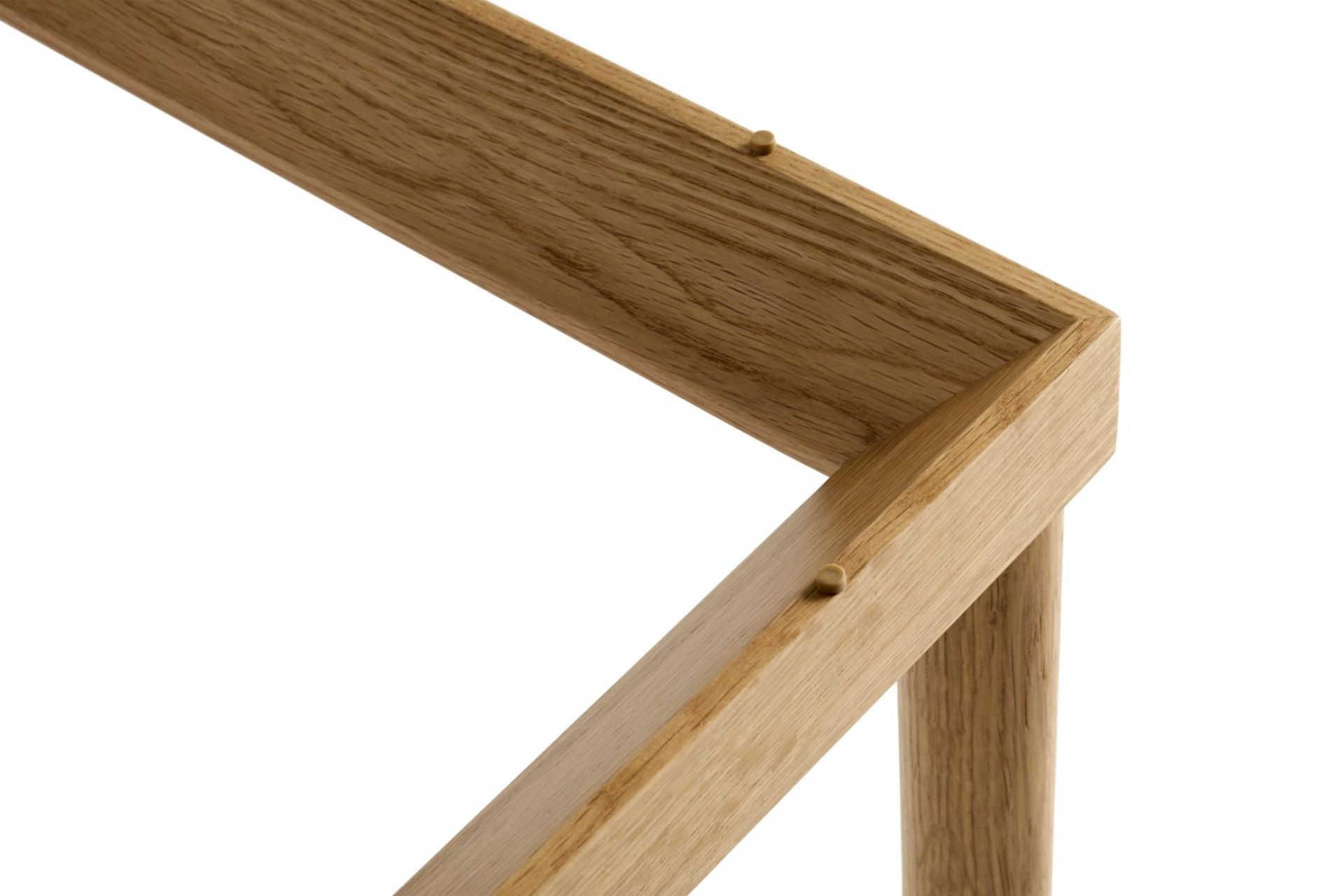 Detailaufnahme des Eichenholzrahmens vom Kofi Couchtisch mit geriffeltem Glas. Massivholz und hochwertige Verarbeitung.