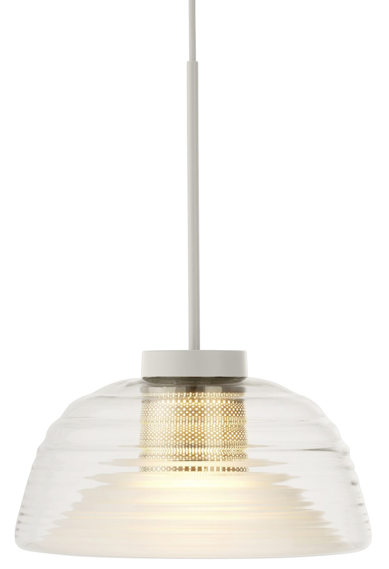 Nahaufnahme der Muuto Two-Layer Pendelleuchte mit transparentem Glasschirm und warmem Lichtschein.
