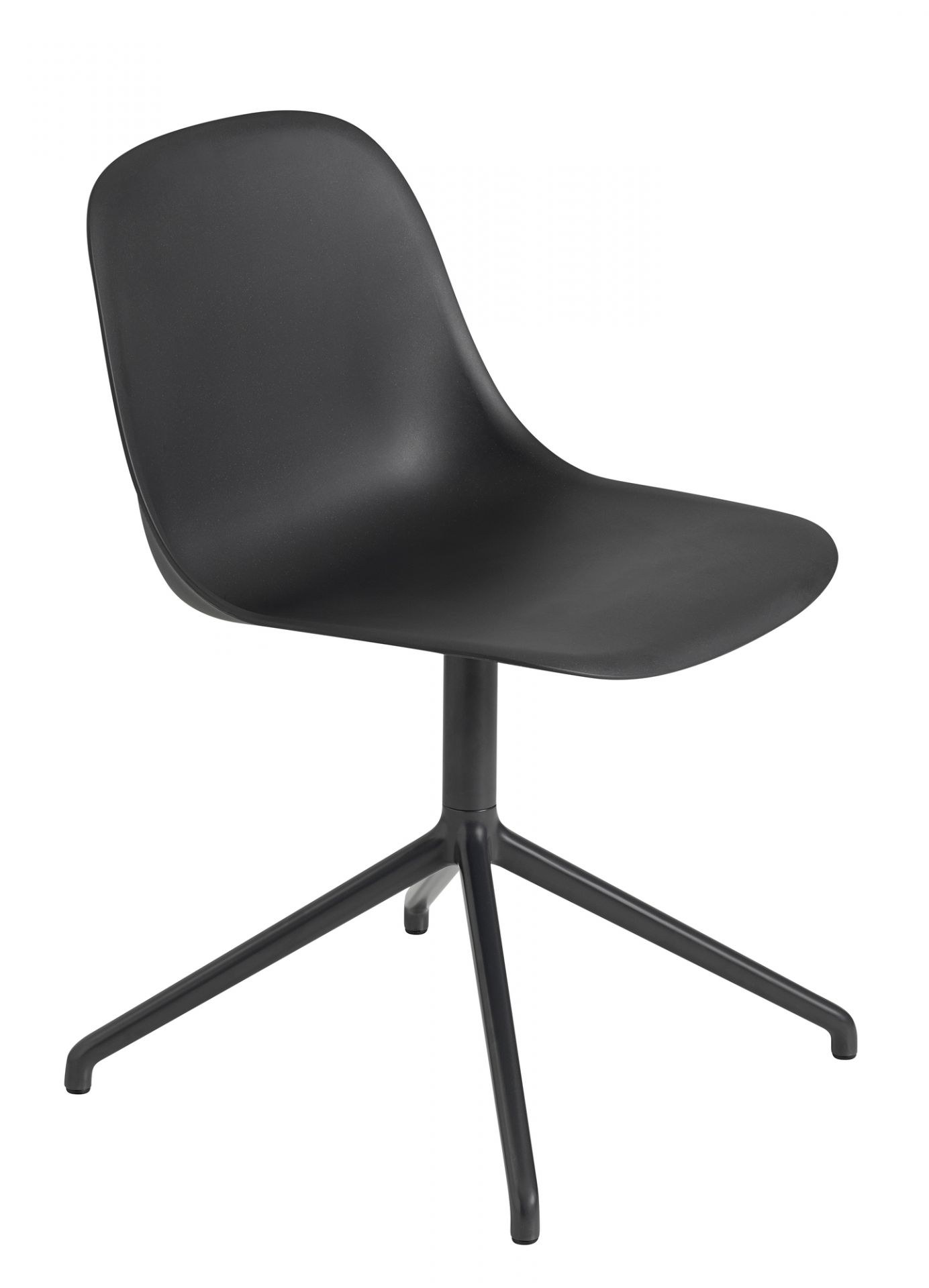 Schwarzer Fiber Side Chair von Muuto mit Drehfuß, moderner Designstuhl für Büro und Wohnbereich.