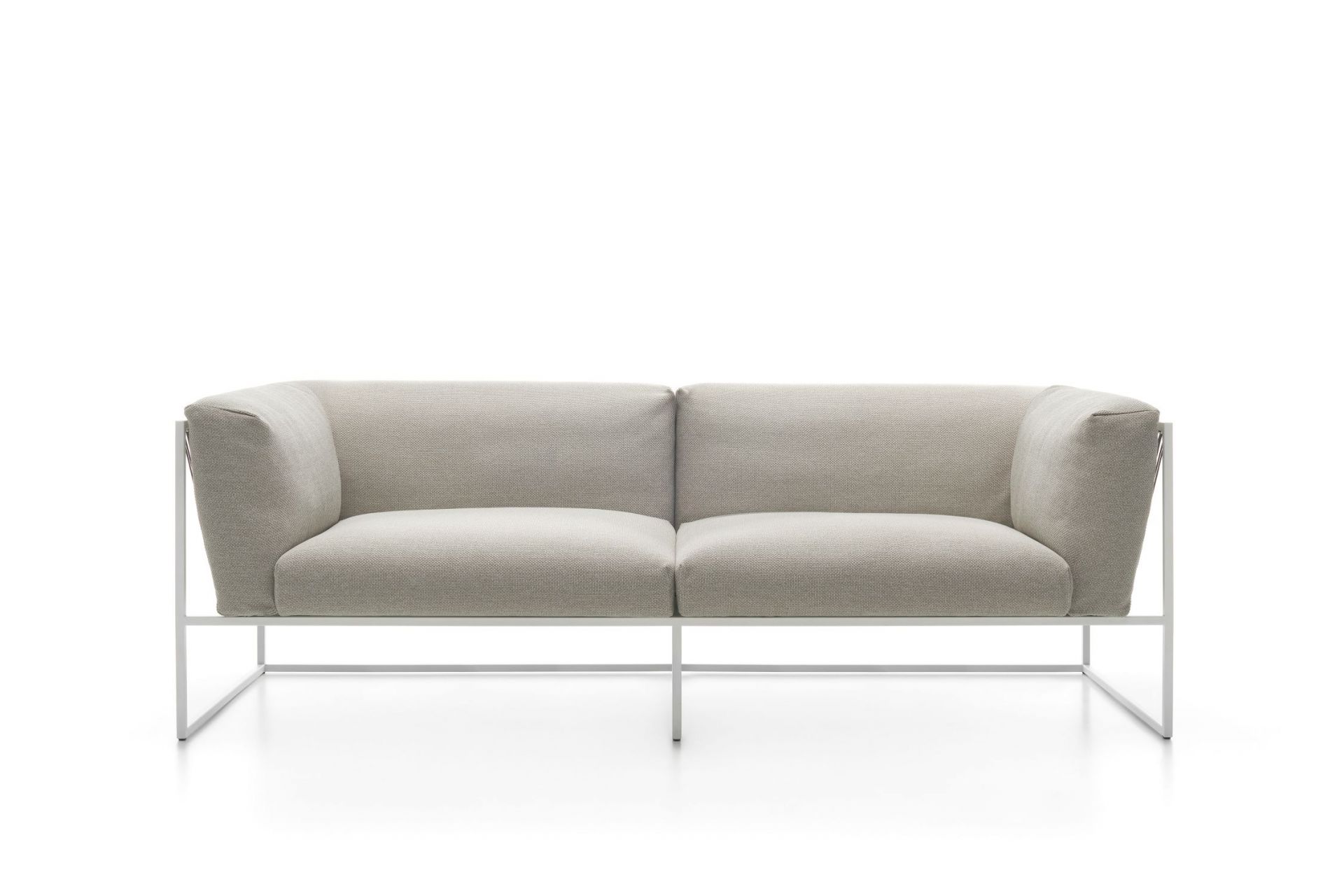 Arpa Outdoor Sofa von MDF Italia: Beiges 3-Sitzer Sofa mit weißem Metallgestell.