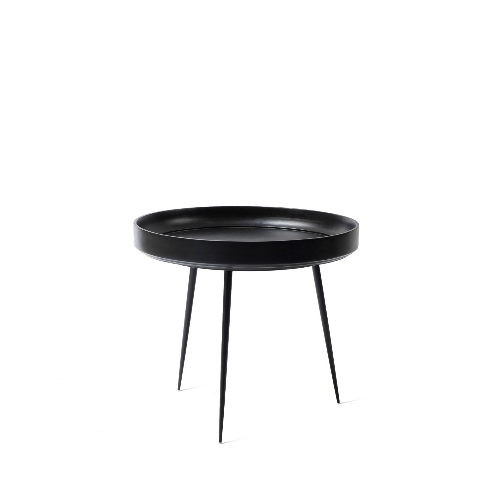 Schwarzer Bowl Tisch aus Mangoholz mit drei Beinen auf weißem Hintergrund. Beistelltisch für Wohnzimmer.
