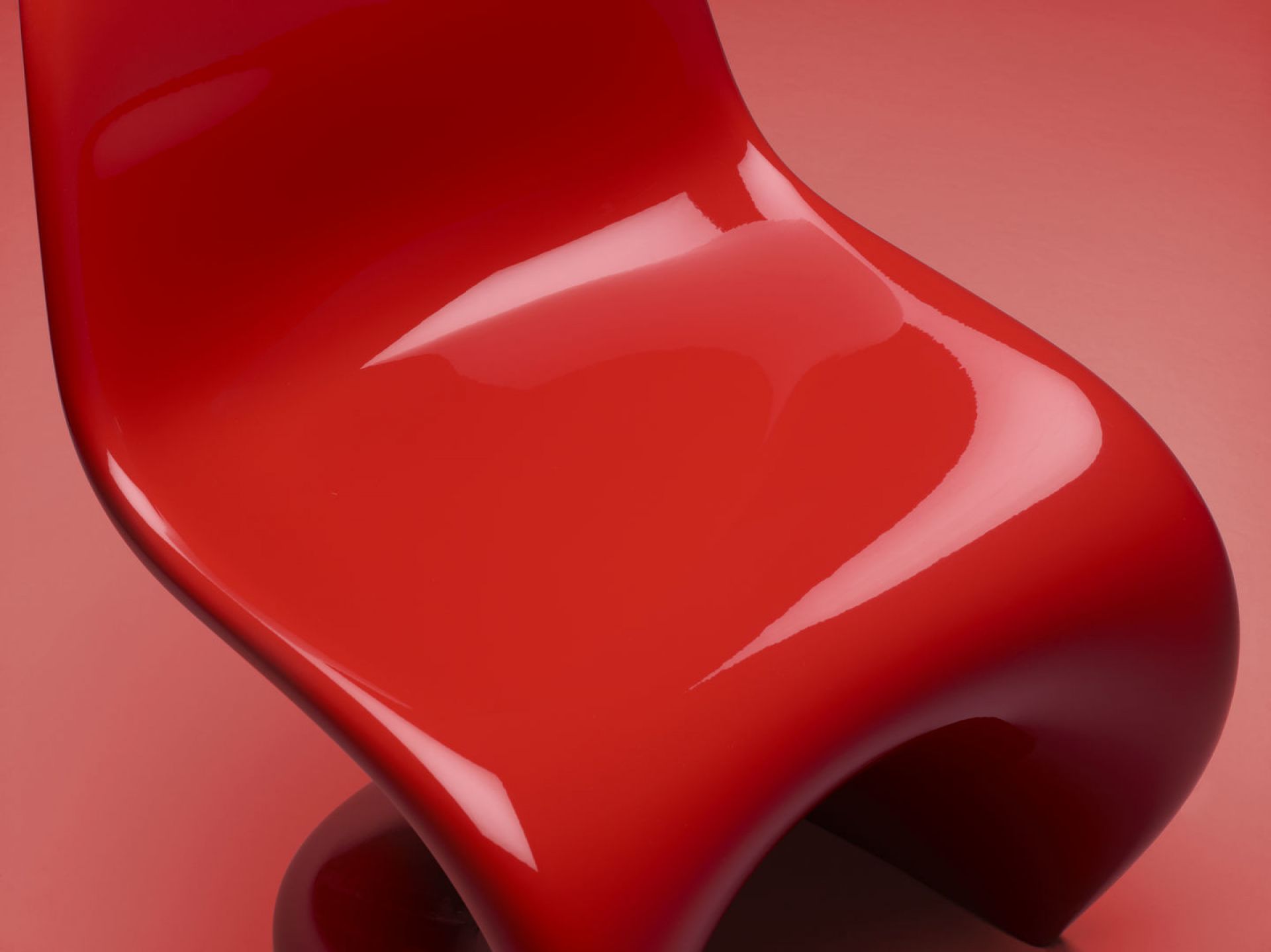 Nahaufnahme des roten Panton Chair Stuhls von Vitra, ein Designklassiker für modernes Wohnen.