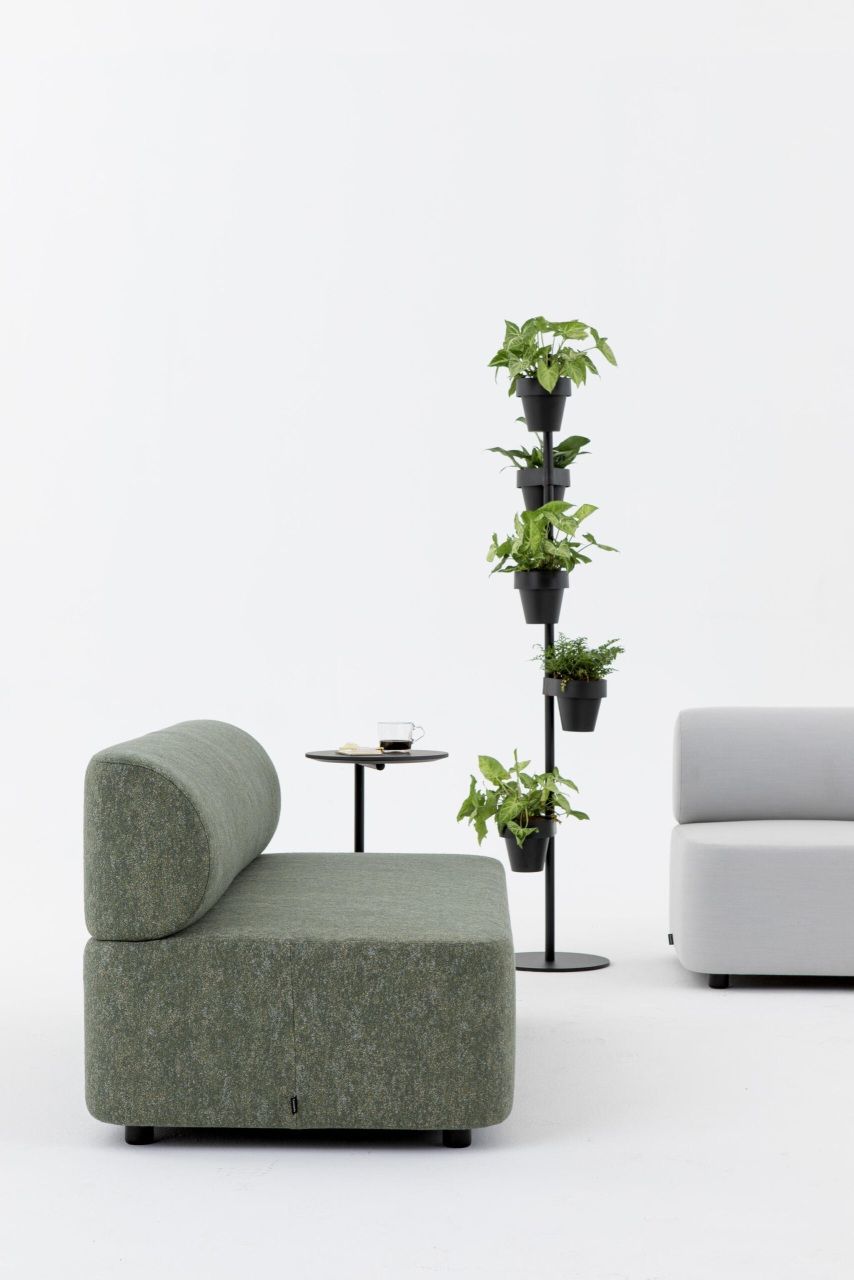Mezza Sitzelement mit Rücken von Cascando, modulares Sofa in Grün mit Beistelltisch und Pflanzenständer.