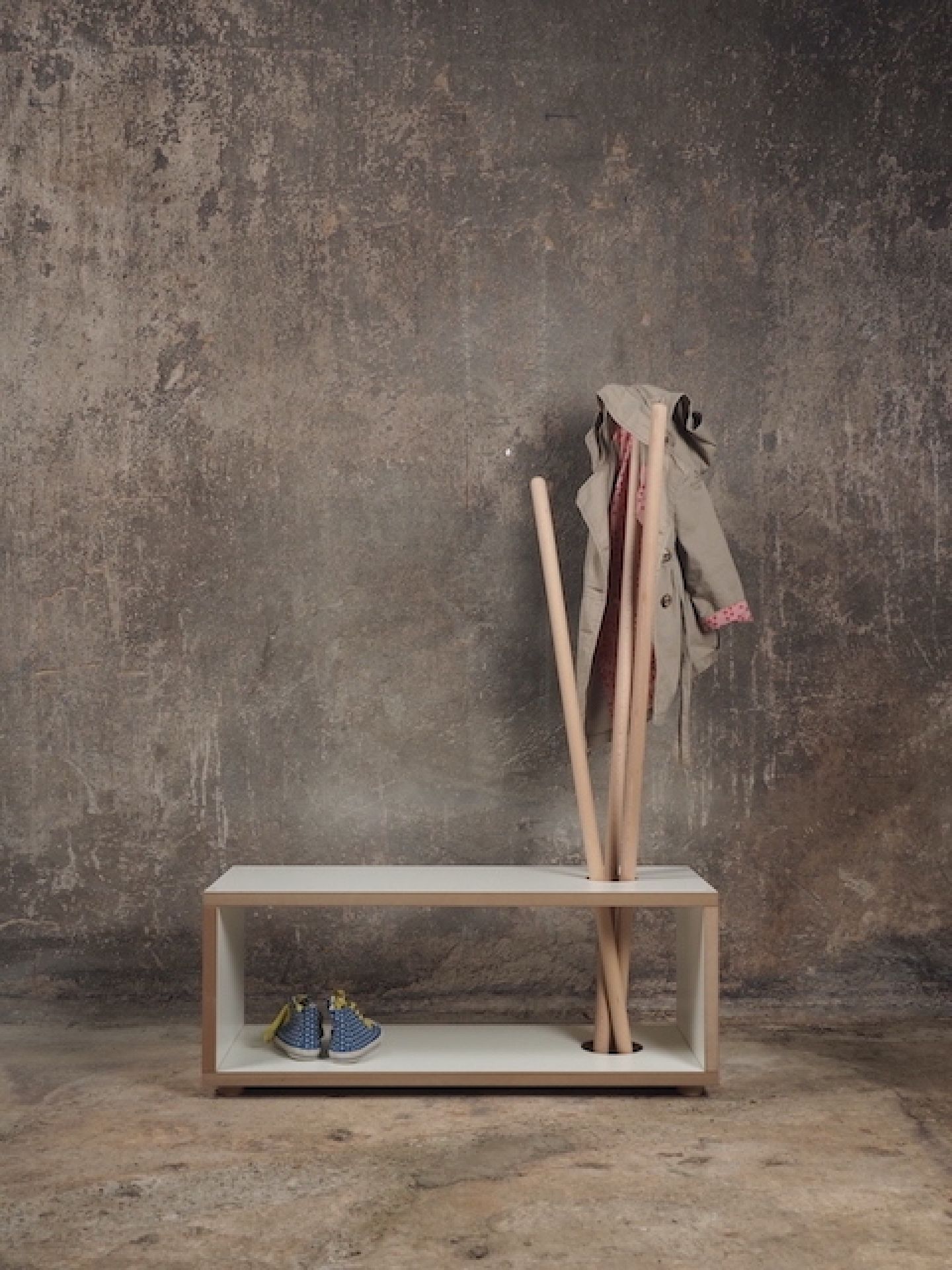 Tojo Kids Ordnung Kindergarderobe mit Bank, Jacke und Schuhen vor einer grauen Wand.