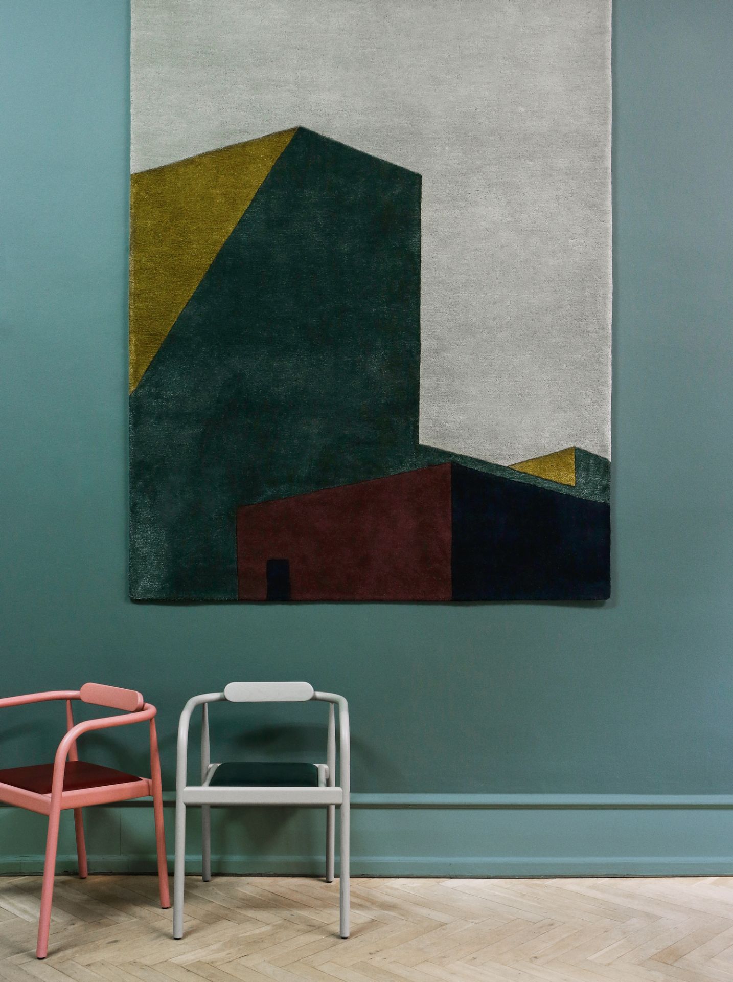 Arqui Teppich 300x200 von Please Wait to be Seated mit abstraktem Gebäude-Design in Grün, Grau, Gold und Rot.