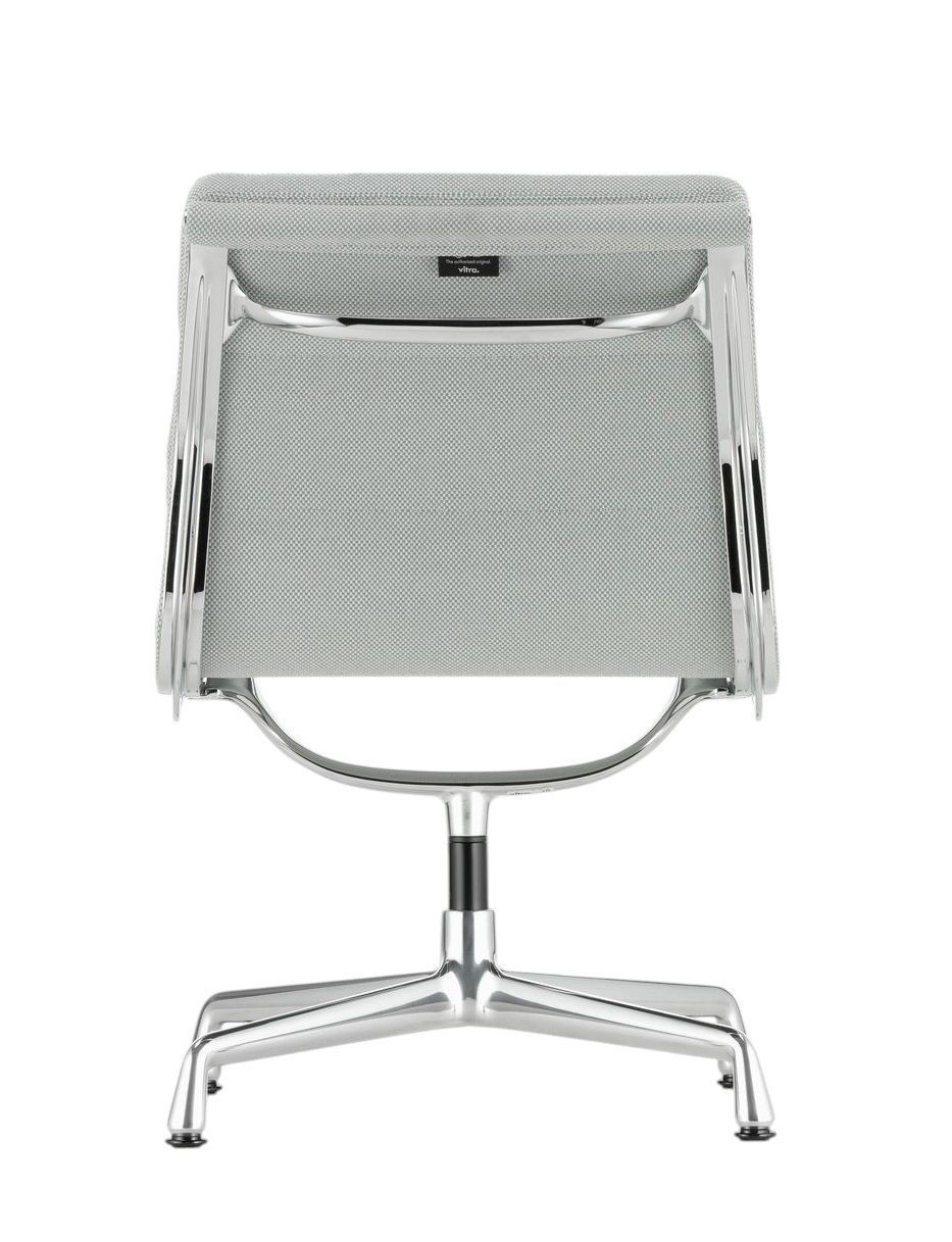 Rückansicht des Vitra Soft Pad Chair EA205 mit grauem Stoffbezug und poliertem Aluminiumfußkreuz.