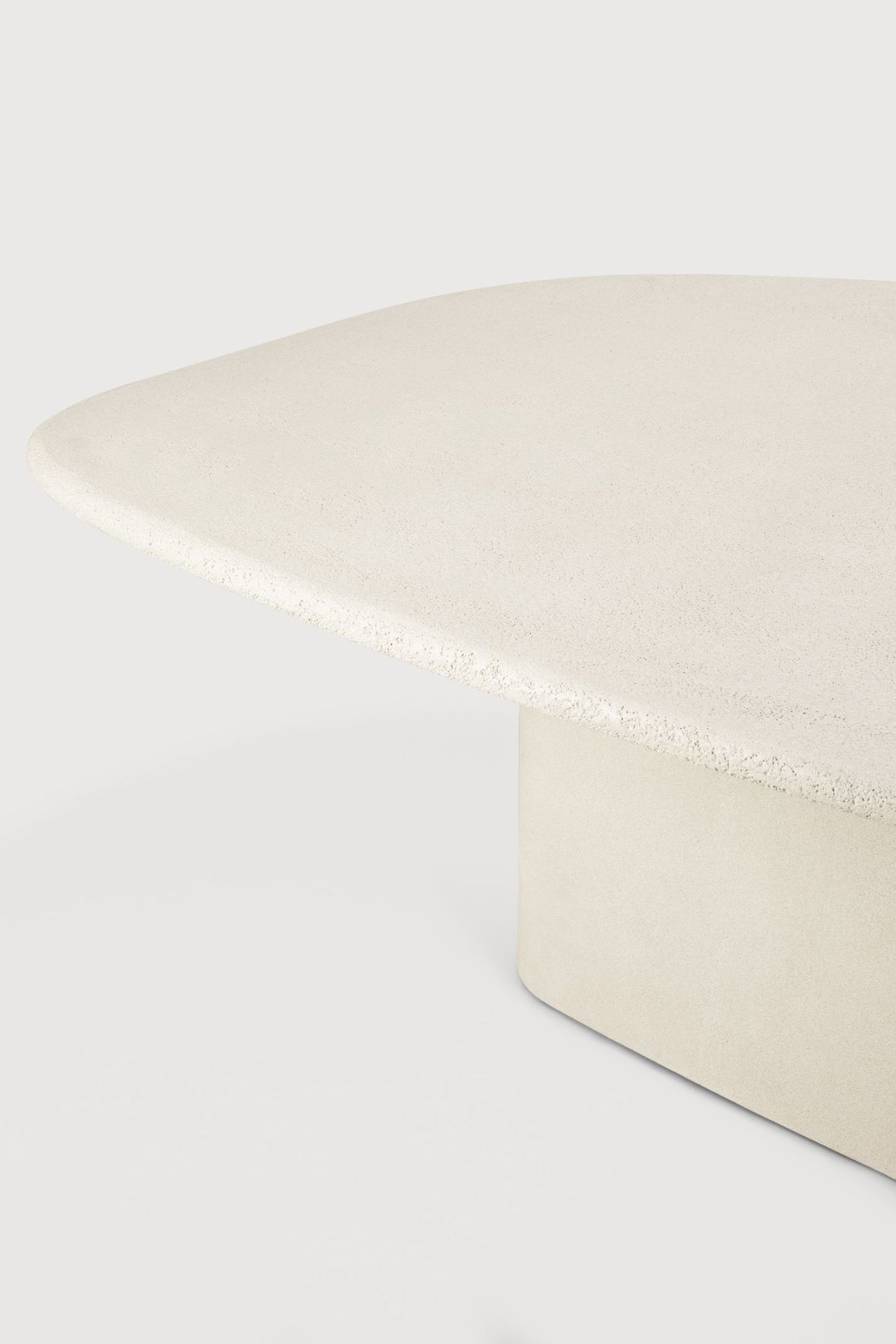 Elements-eettafel in kiezelvorm van Ethnicraft