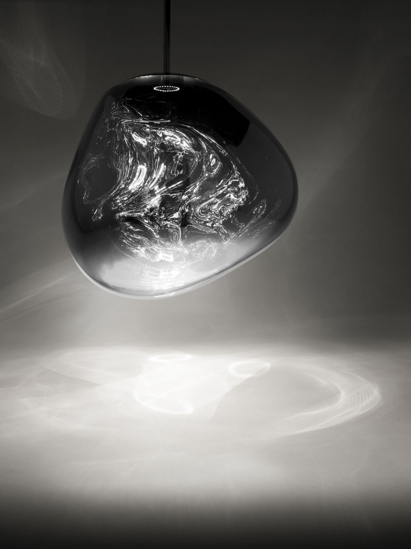 Nahaufnahme der Tom Dixon Melt LED Pendelleuchte in Chrom mit Lichtreflexionen.