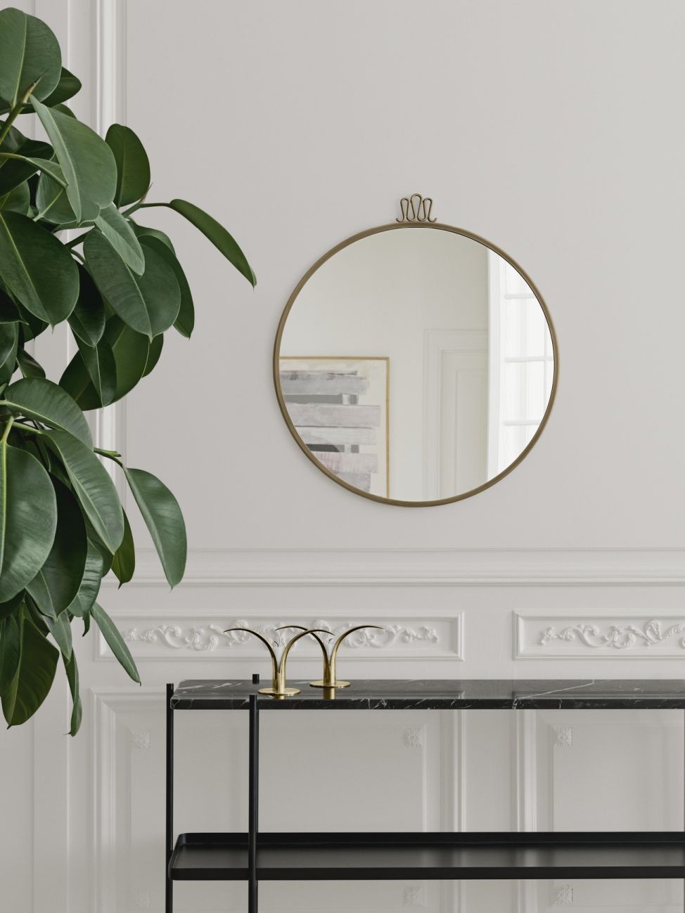 Runder Randaccio Wandspiegel von Gubi, Ø70 cm, mit goldenem Rahmen an weißer Wand.