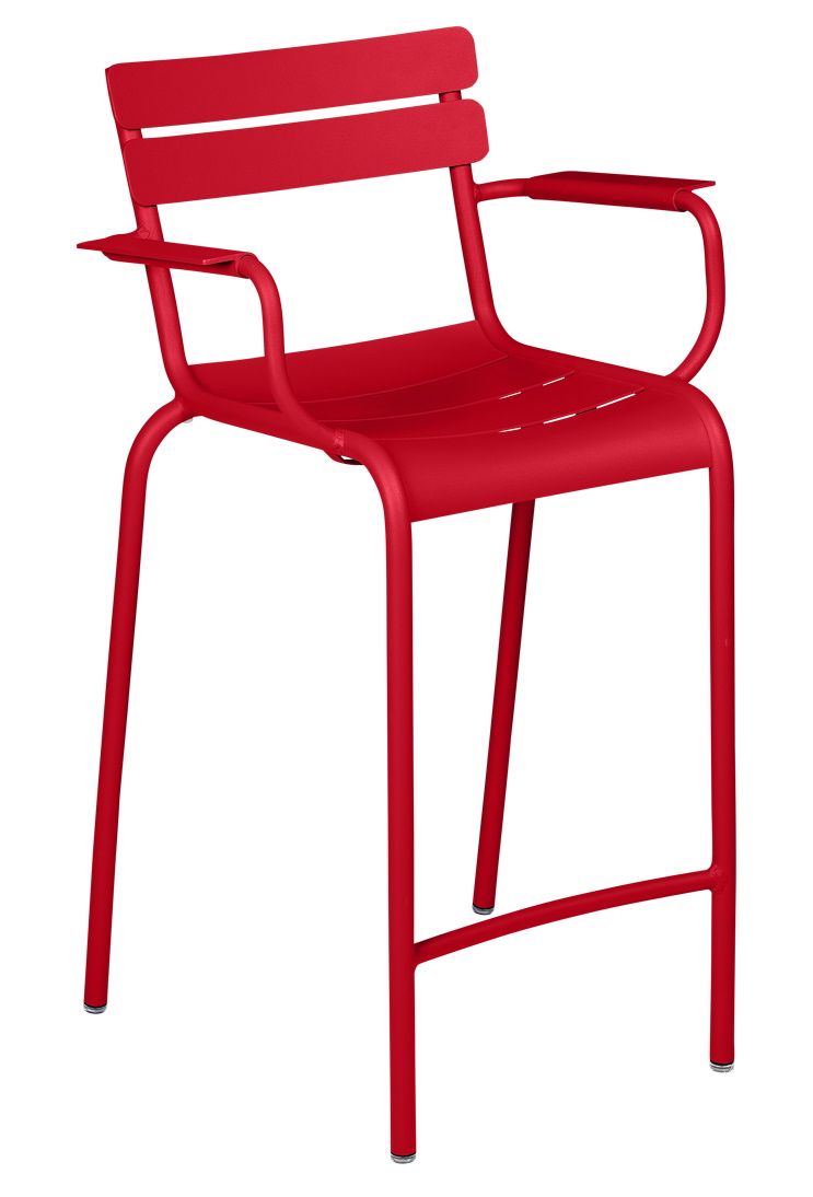 Roter Luxembourg Barhocker von Fermob für den Außenbereich, hoher Metallhocker mit Armlehnen und Fußstütze.