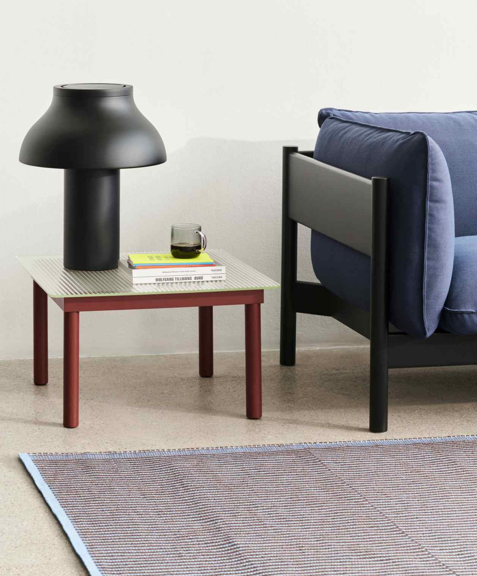 Kofi Couchtisch mit geriffeltem Klarglas und Walnuss-Gestell, quadratischer Beistelltisch für Wohnzimmer und Lounge.