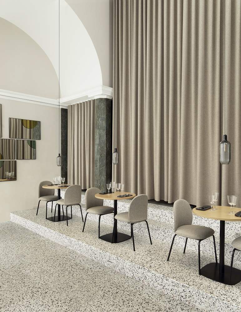 Ace Chair Stuhl gepolstert von Normann Copenhagen an Tischen in modernem Interieur.