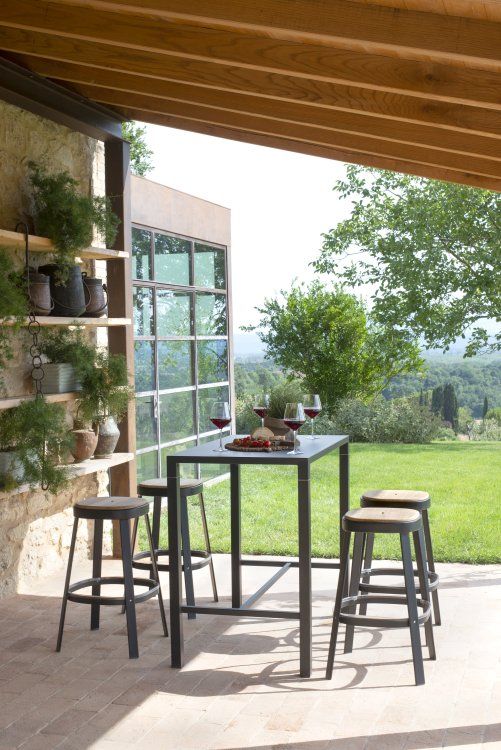 Thor Barstool Barhocker Outdoor Emu mit Tisch und Getränken im Garten, stilvolle Gartenmöbel.
