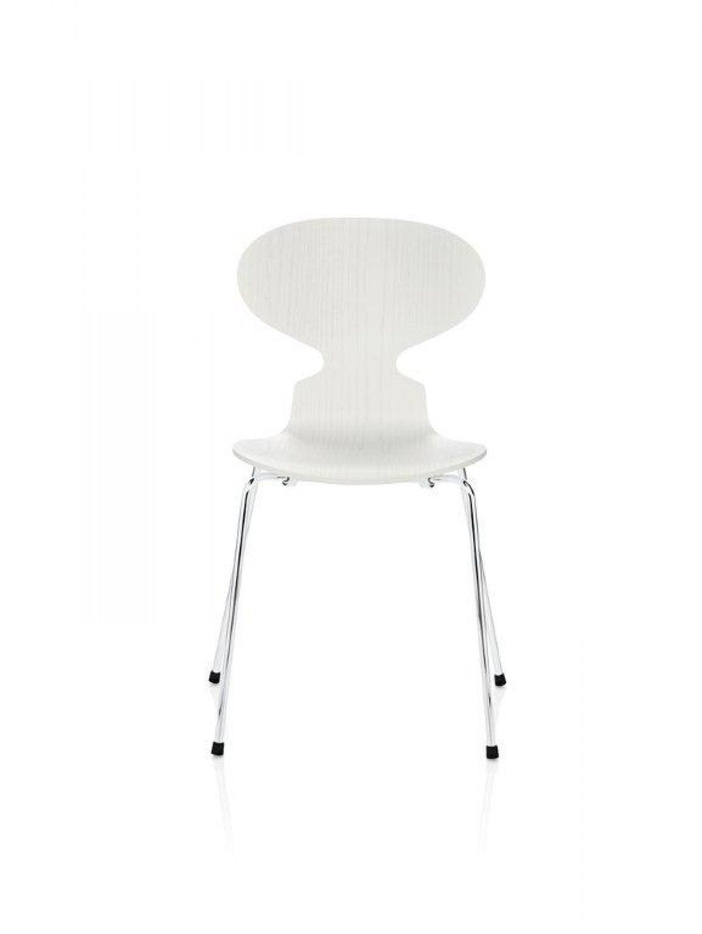 Weißer "Die Ameise" Stuhl von Fritz Hansen mit 3-Bein-Gestell, ein Designklassiker für modernes Wohnen.