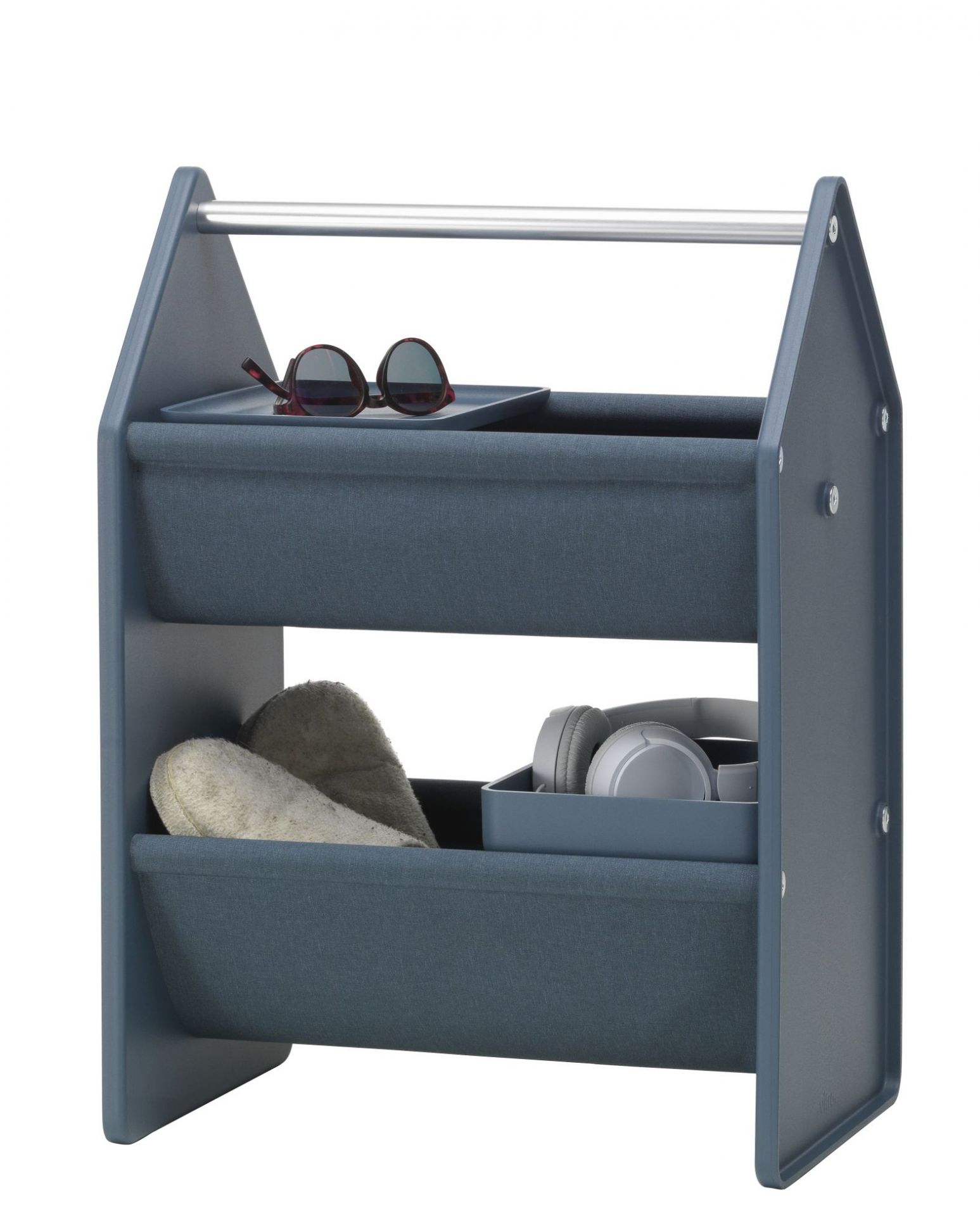 Vitra Drop Box Aufbewahrungsbox in Blau mit zwei Fächern, gefüllt mit Hausschuhen, Kopfhörern und Sonnenbrille.
