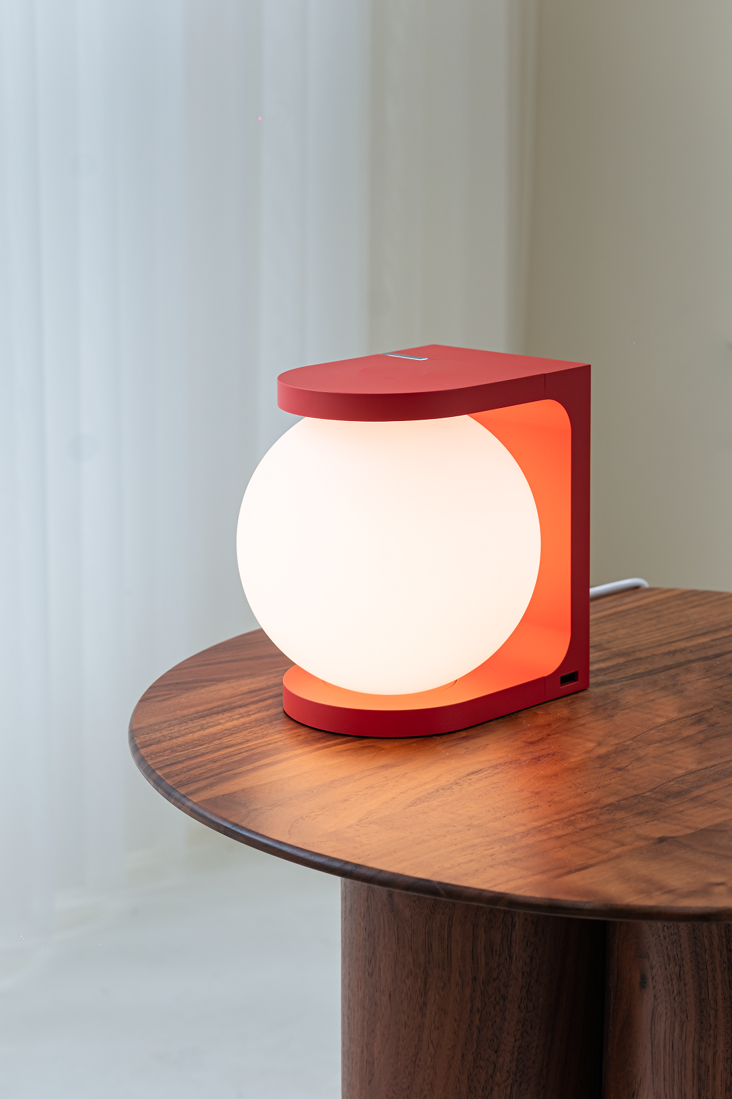 Rote Plat Reading Lamp Tischleuchte von house of home auf einem Holztisch mit weißem Lampenschirm.