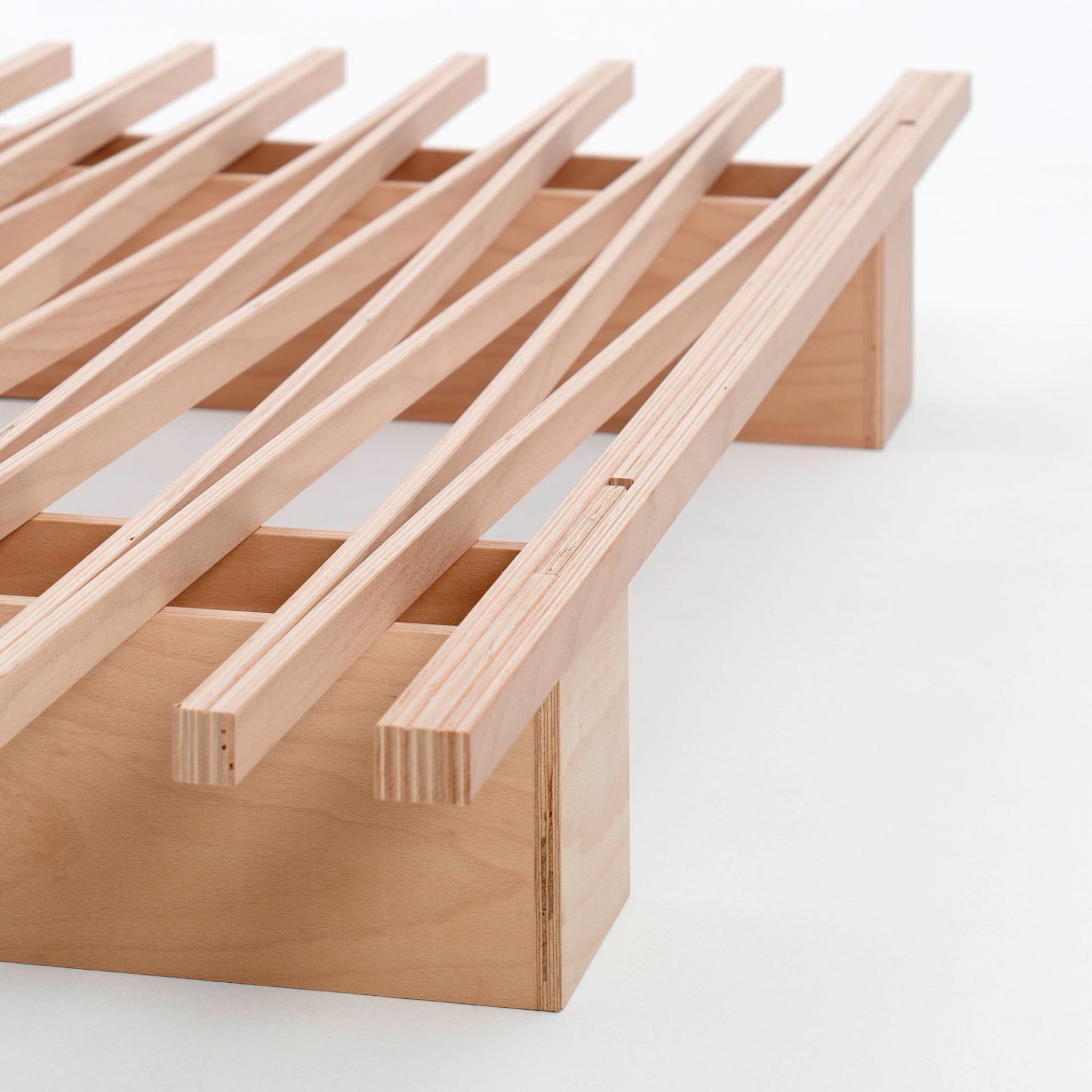 Tojo V Bett 90/180 aus hellem Holz, Lattenrost Detailansicht für minimalistisches Schlafzimmerdesign.