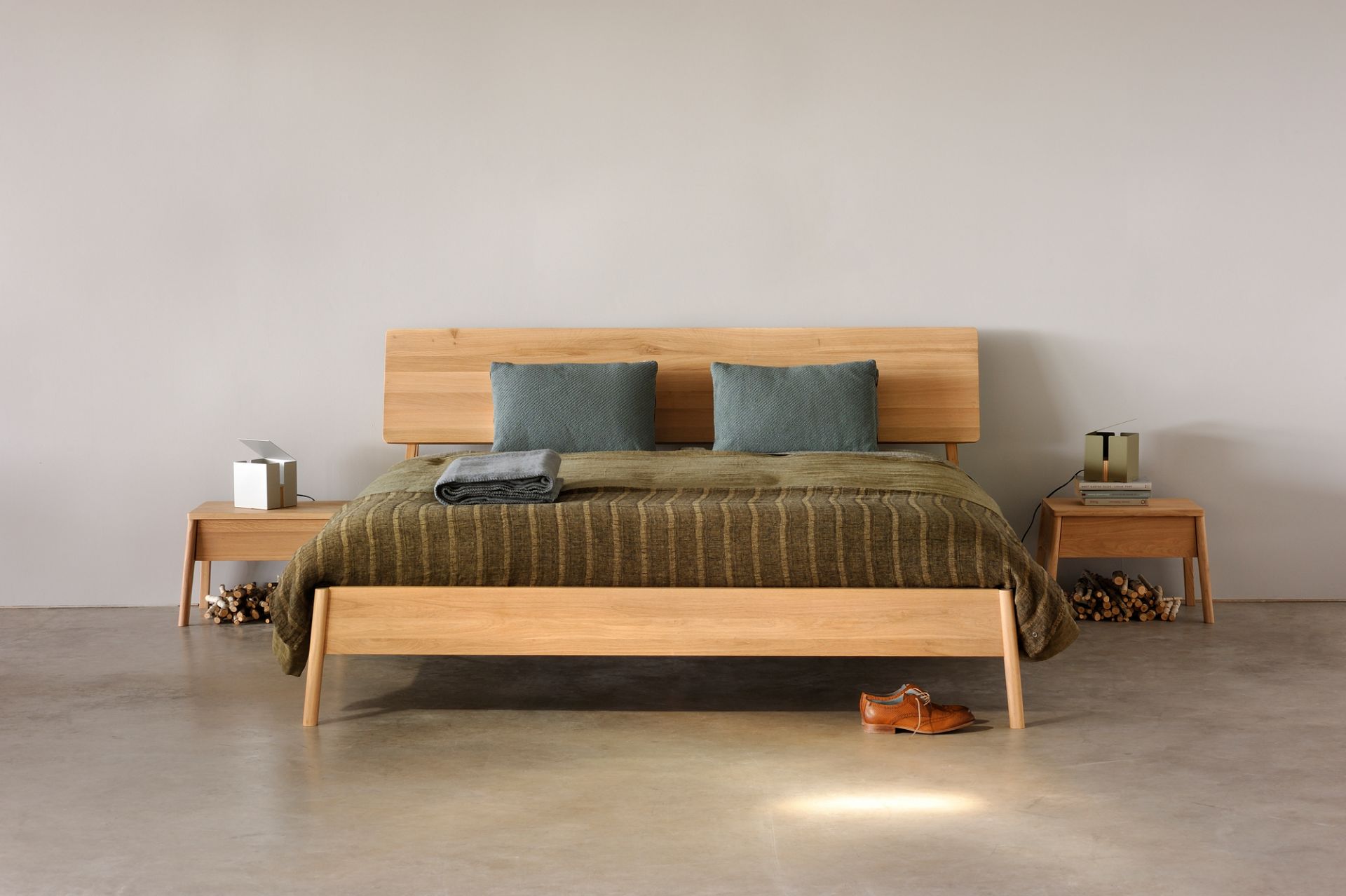 Air Bett Eiche von Ethnicraft, 180x200 cm, mit Nachttischen und dekorativen Elementen.