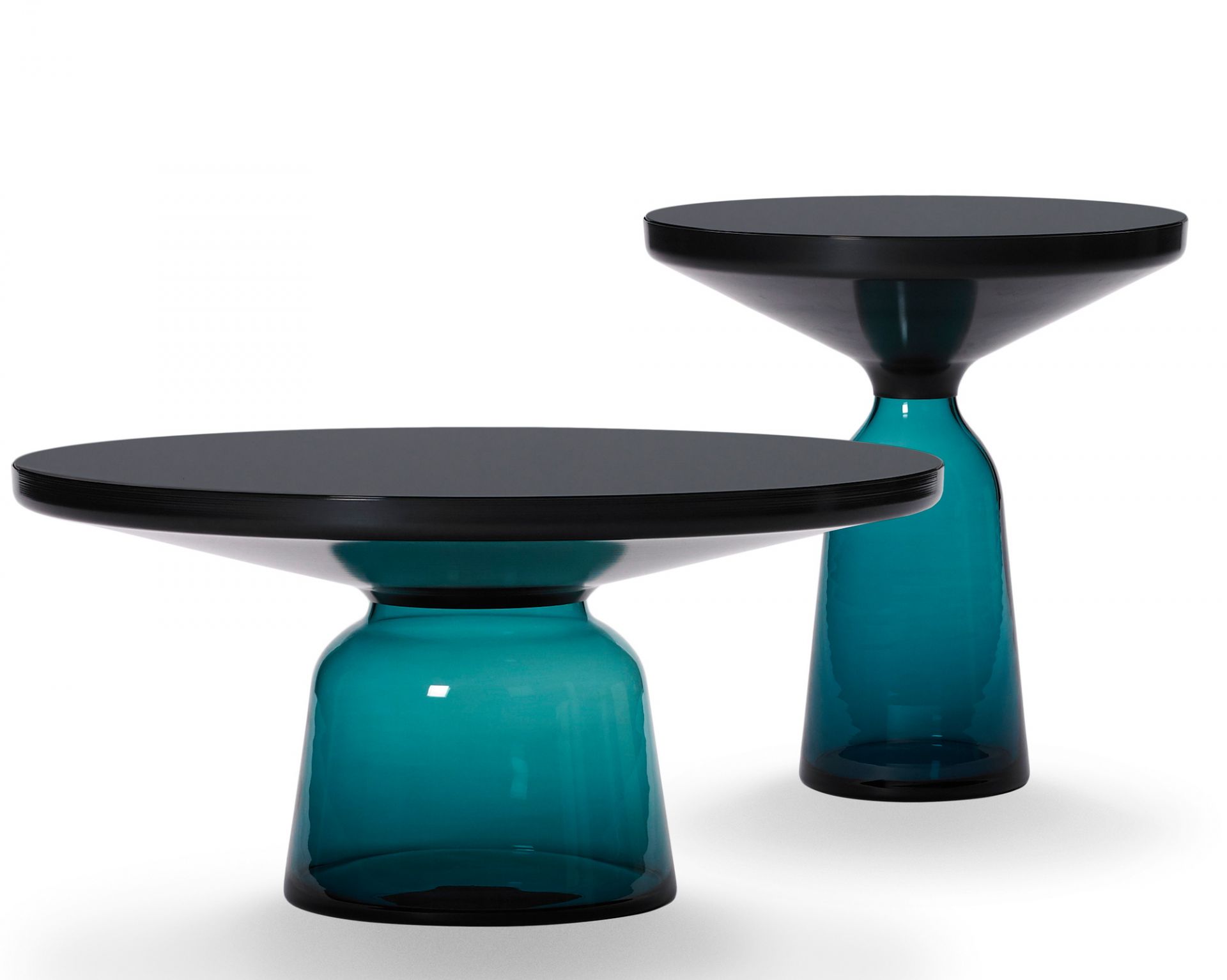 Bell Coffee Table von ClassiCon: Zwei moderne Couchtische mit blauen Glasfüßen und schwarzen Tischplatten.