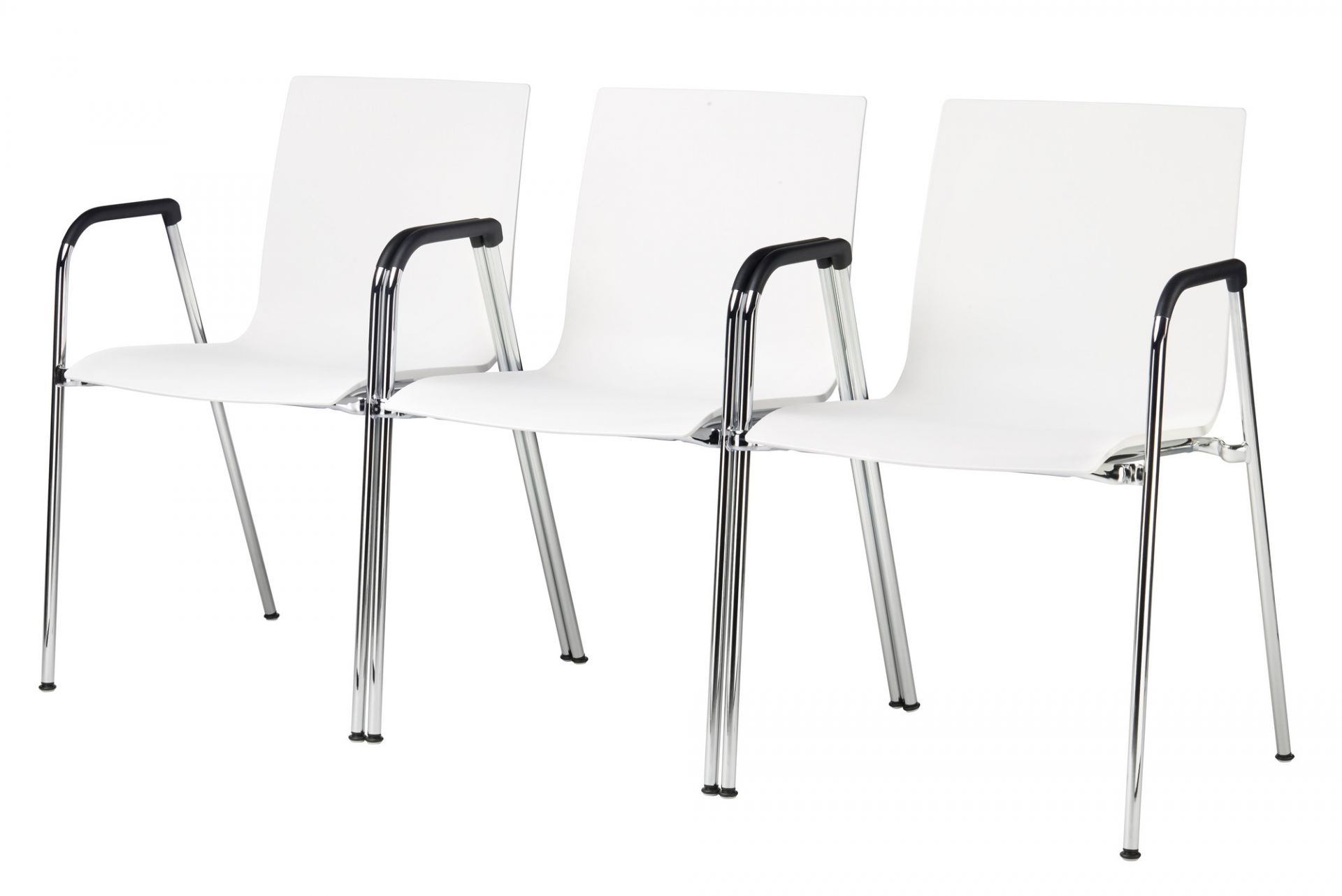 Drei weiße S 260 F Thonet Stühle mit Armlehne und verchromtem Gestell, ideal für Konferenzräume und Büros.