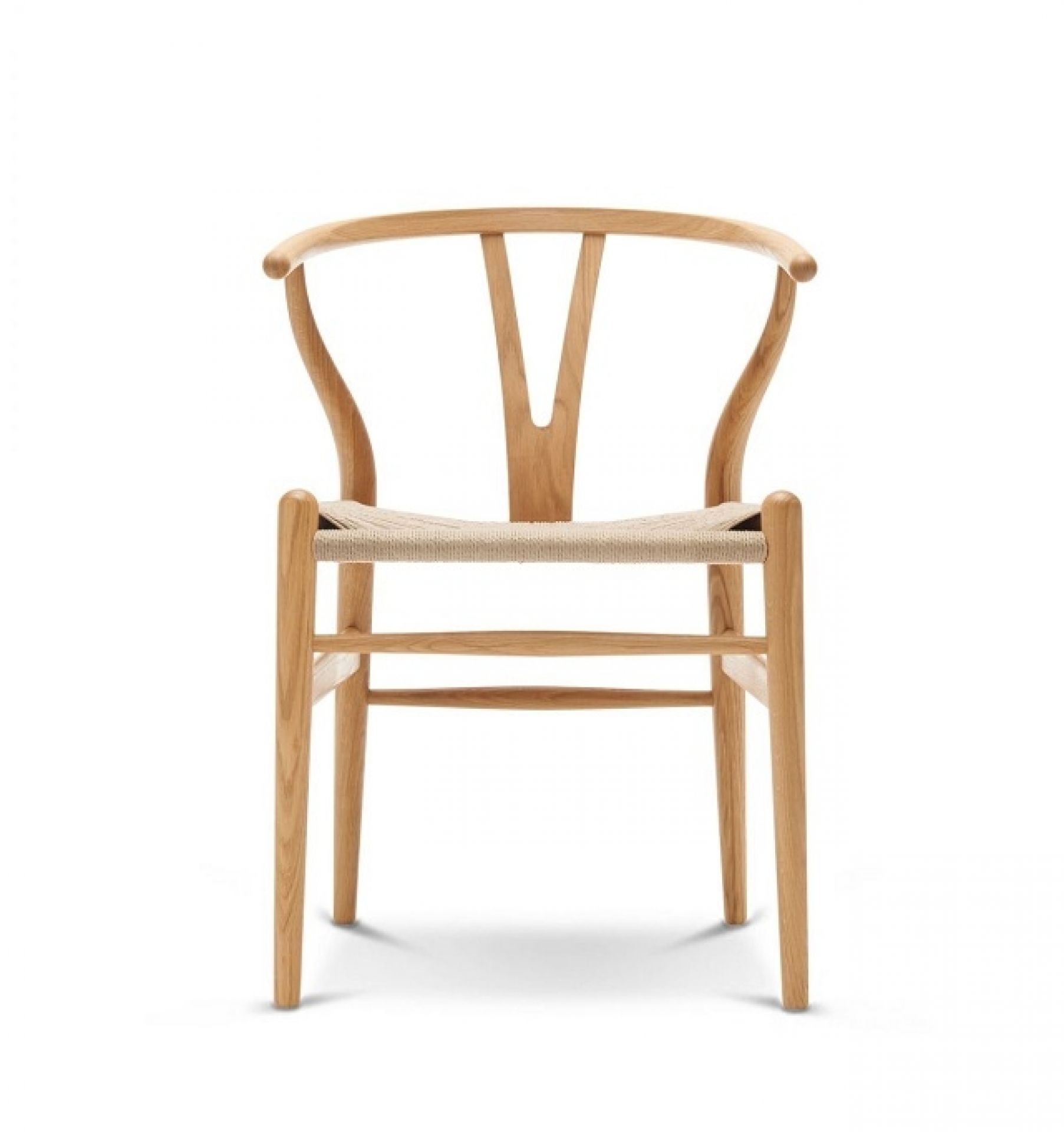 Frontansicht des hellen CH24 Wishbone Chair Stuhls von Carl Hansen mit geflochtener Sitzfläche.