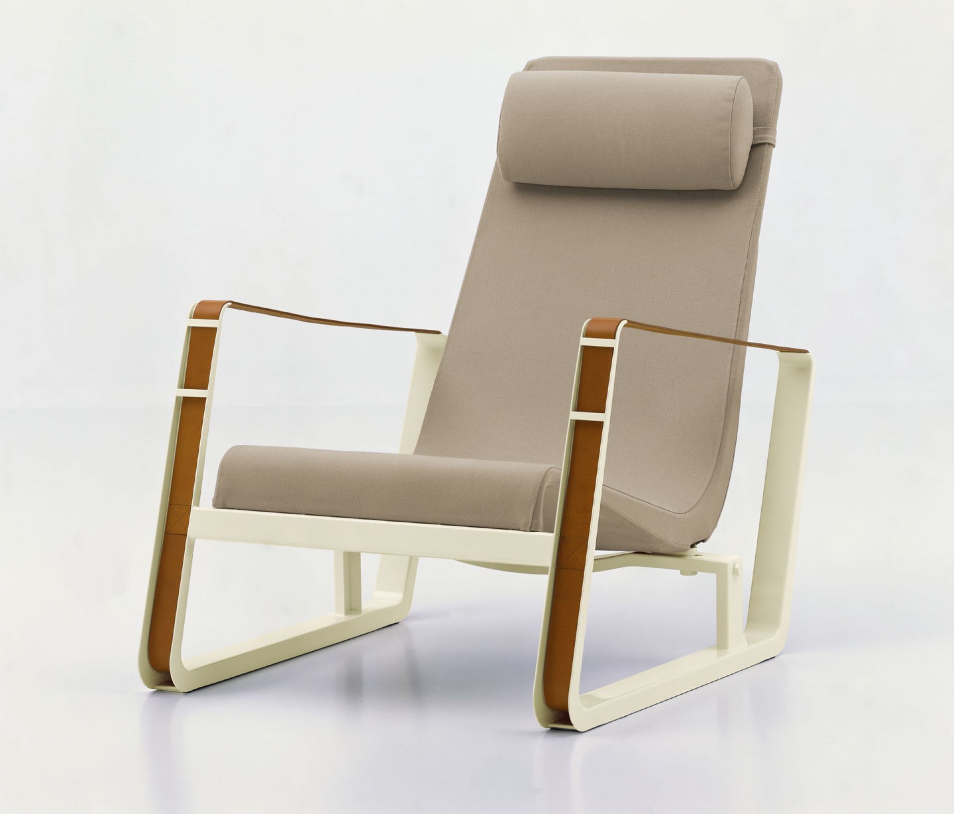 Vitra Cité Sessel in Beige mit Lederakzenten, moderner Loungesessel für Wohnzimmer und Büro.