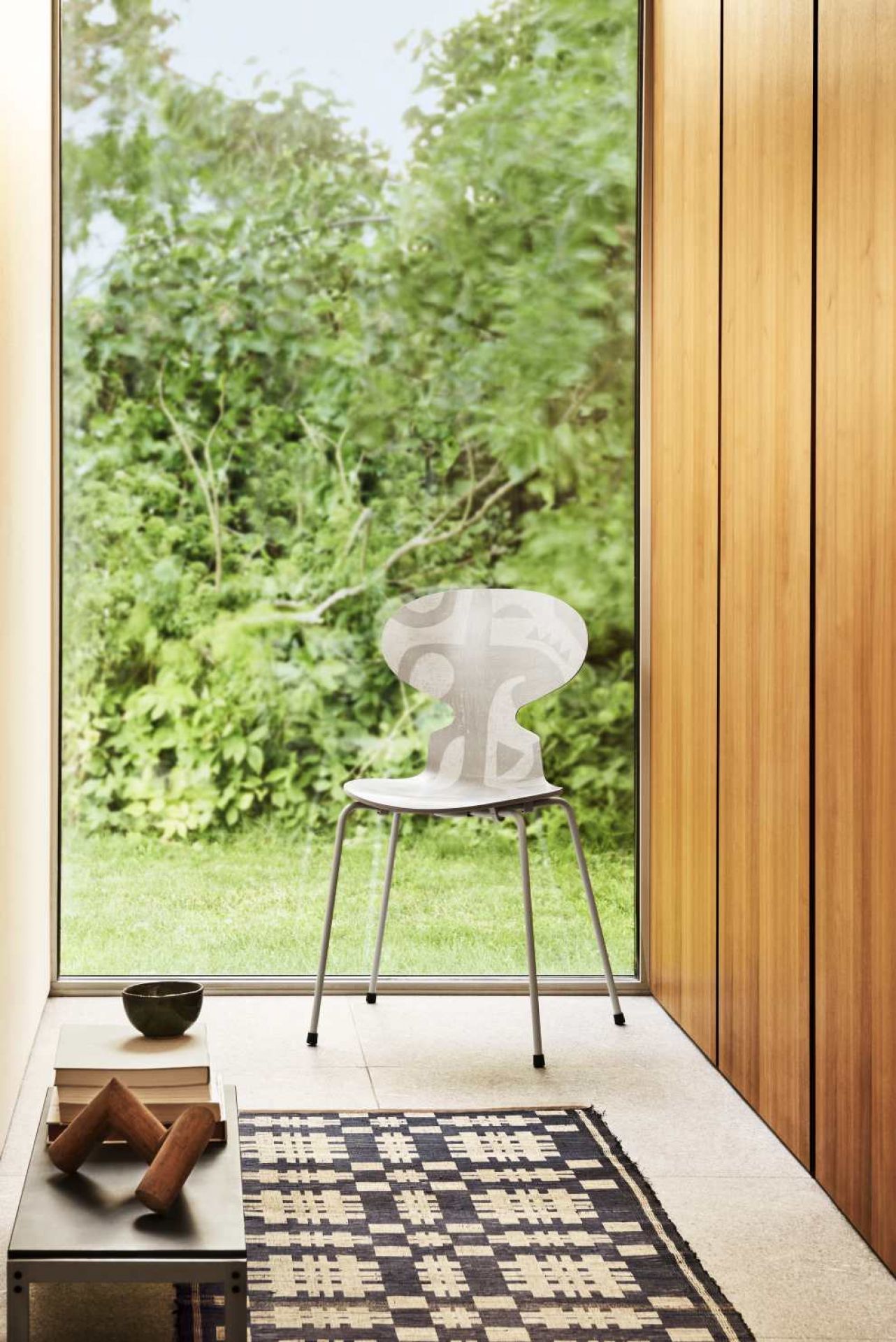 Moderner PK62 Couchtisch von Fritz Hansen, minimalistisches Design mit Tischplatte und filigranem Gestell.