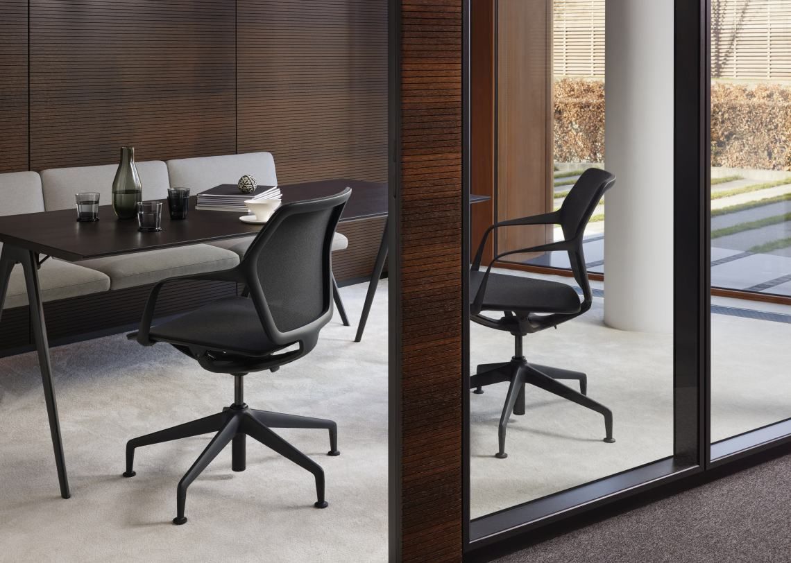 Ray Work Bürodrehstuhl von Brunner in Schwarz, ergonomisch, mit Armlehnen und modernem Design für Büro und Homeoffice.