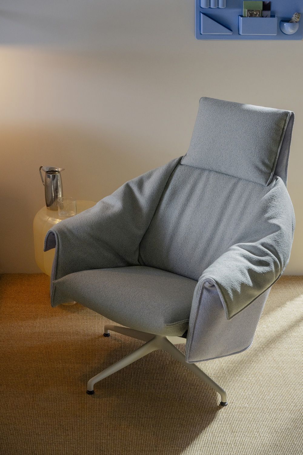 Bascule Fauteuil met hoge rugleuning en voetenbank Vitra