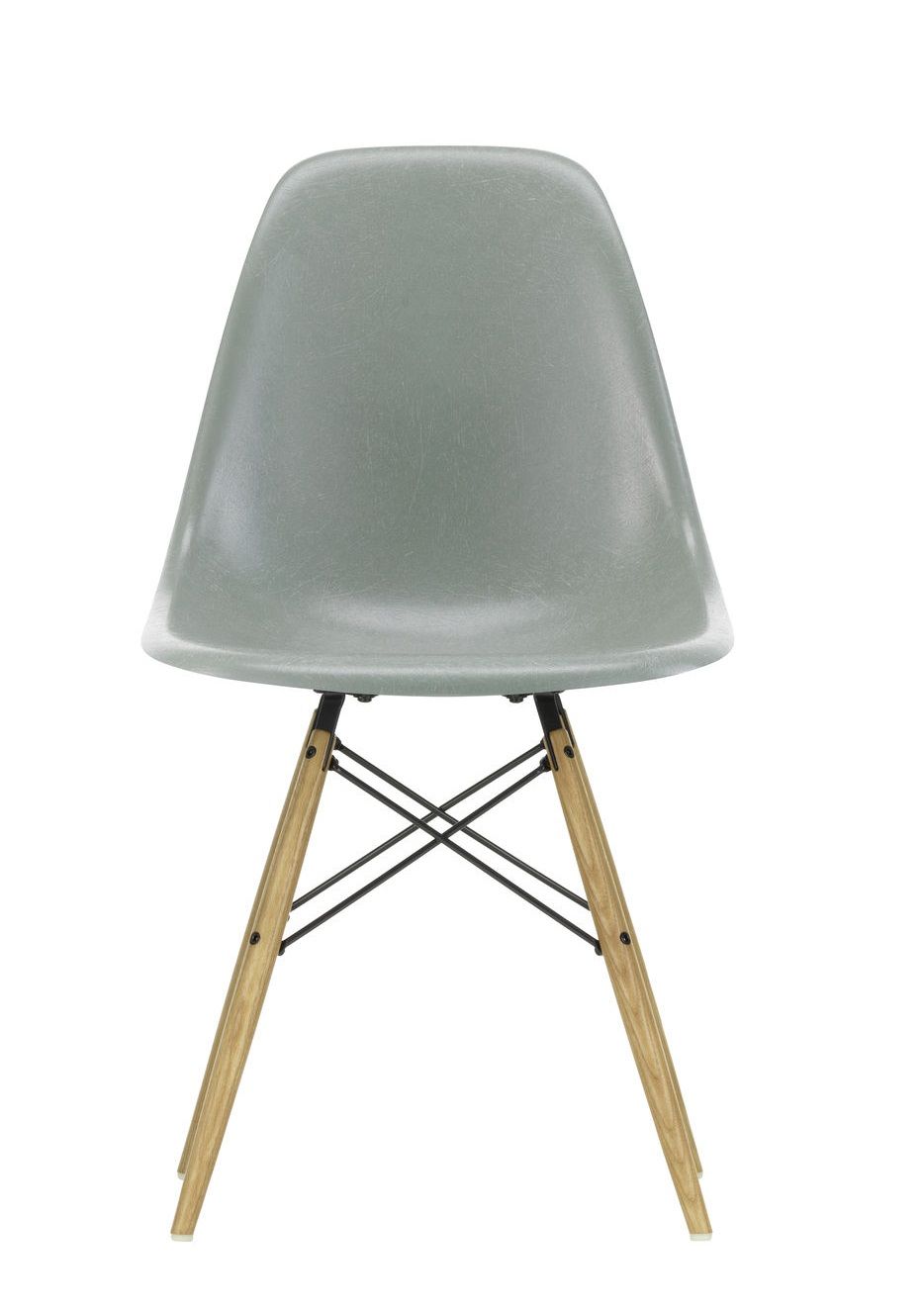 Grauer Eames Plastic Side Chair DSW Stuhl von Vitra mit Holzbeinen und schwarzem Gestell.
