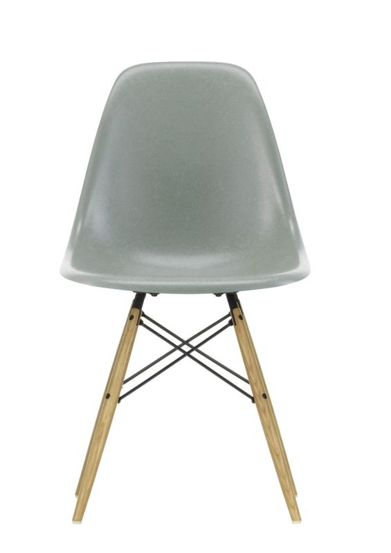 Grauer Eames Plastic Side Chair DSW Stuhl von Vitra mit Holzbeinen und schwarzem Gestell.
