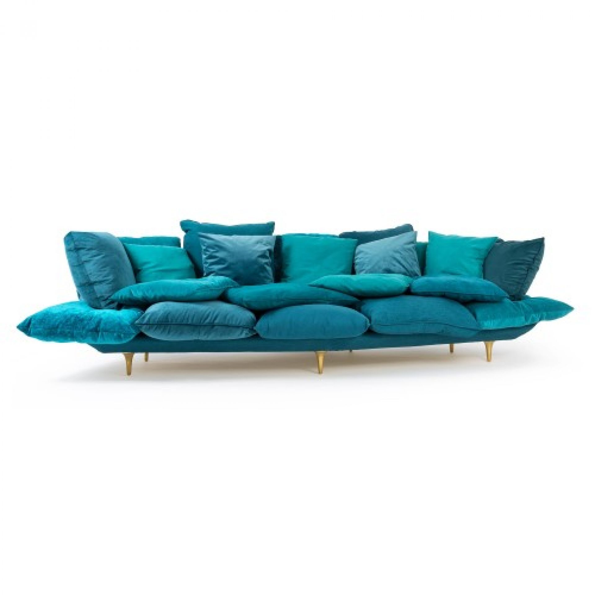 Türkisfarbenes Comfy Sofa von Seletti mit vielen Kissen und goldenen Füßen auf weißem Hintergrund.