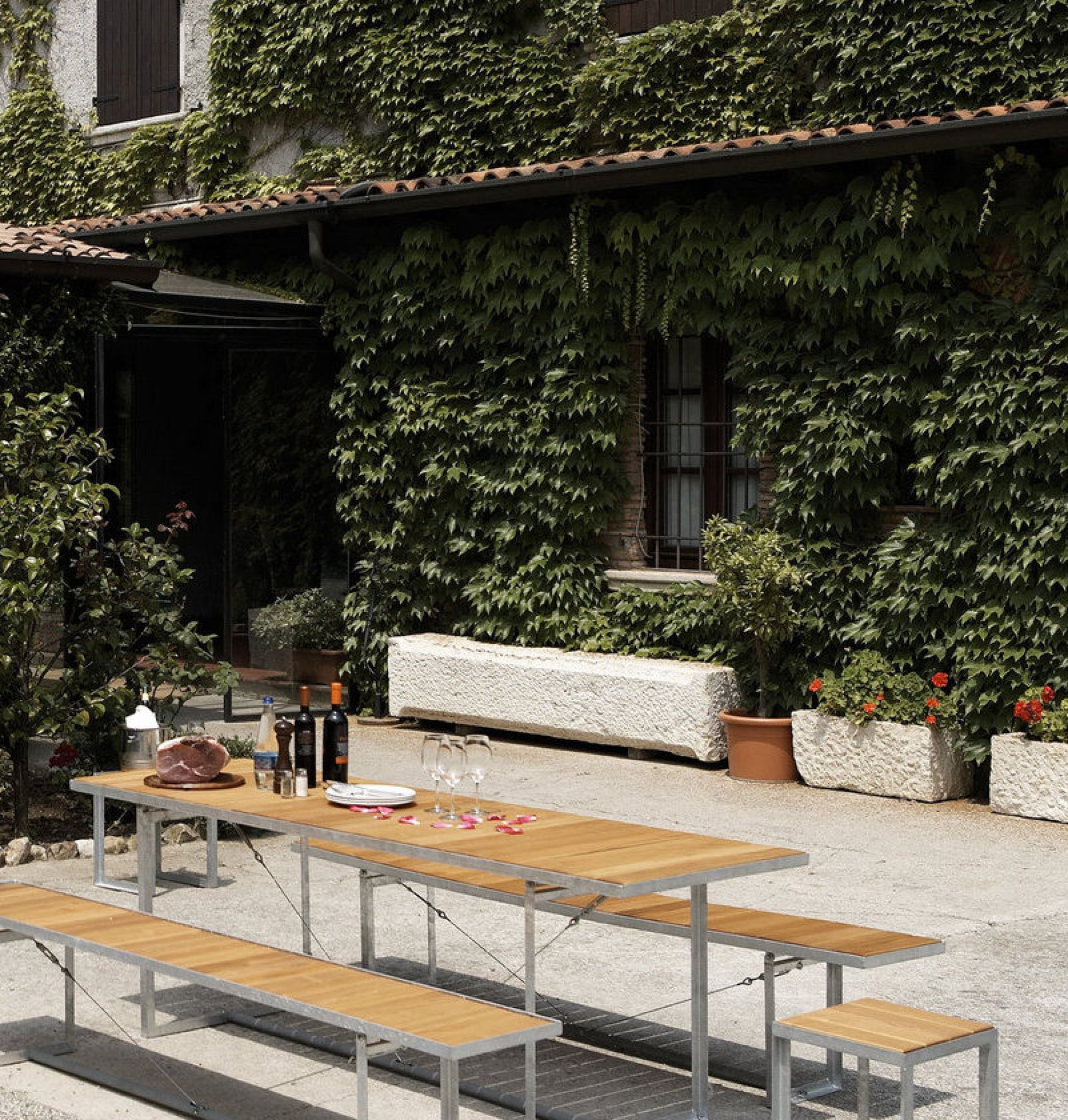 Jever Architekten Tisch von Jan Kurtz im Außenbereich mit Speisen und Getränken.