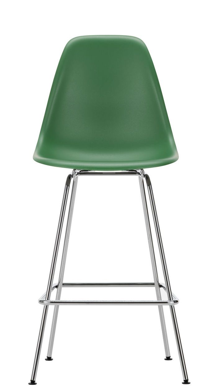 Eames Plastic Bar Stool von Vitra in Grün mit verchromtem Gestell, Ansicht von vorne.