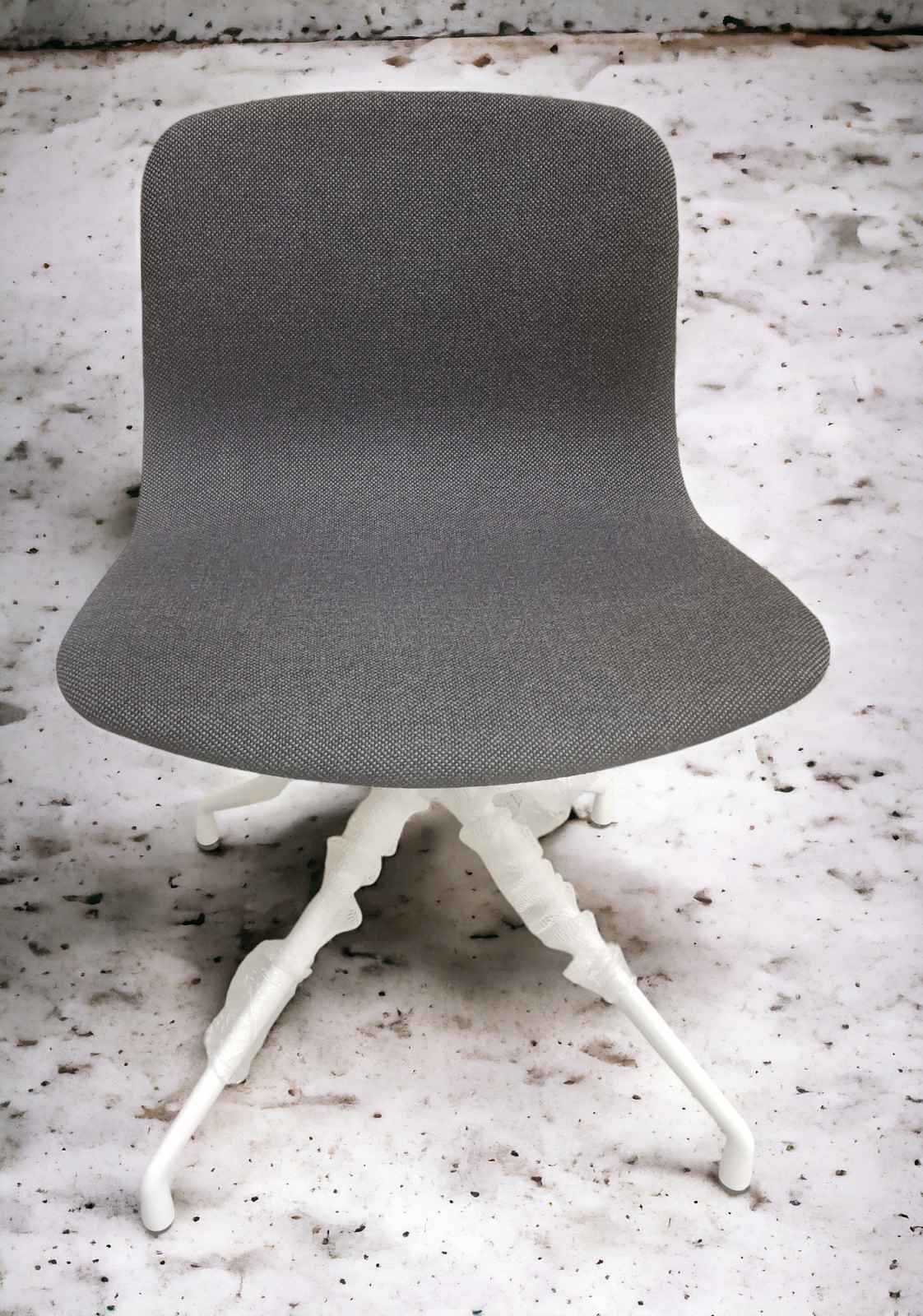 Grauer About a Chair AAC11 Stuhl mit Vollpolster und weißem Fußgestell von Hay.