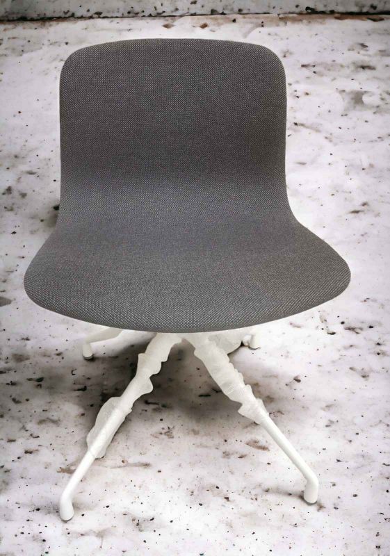 Grauer About a Chair AAC11 Stuhl mit Vollpolster und weißem Fußgestell von Hay.
