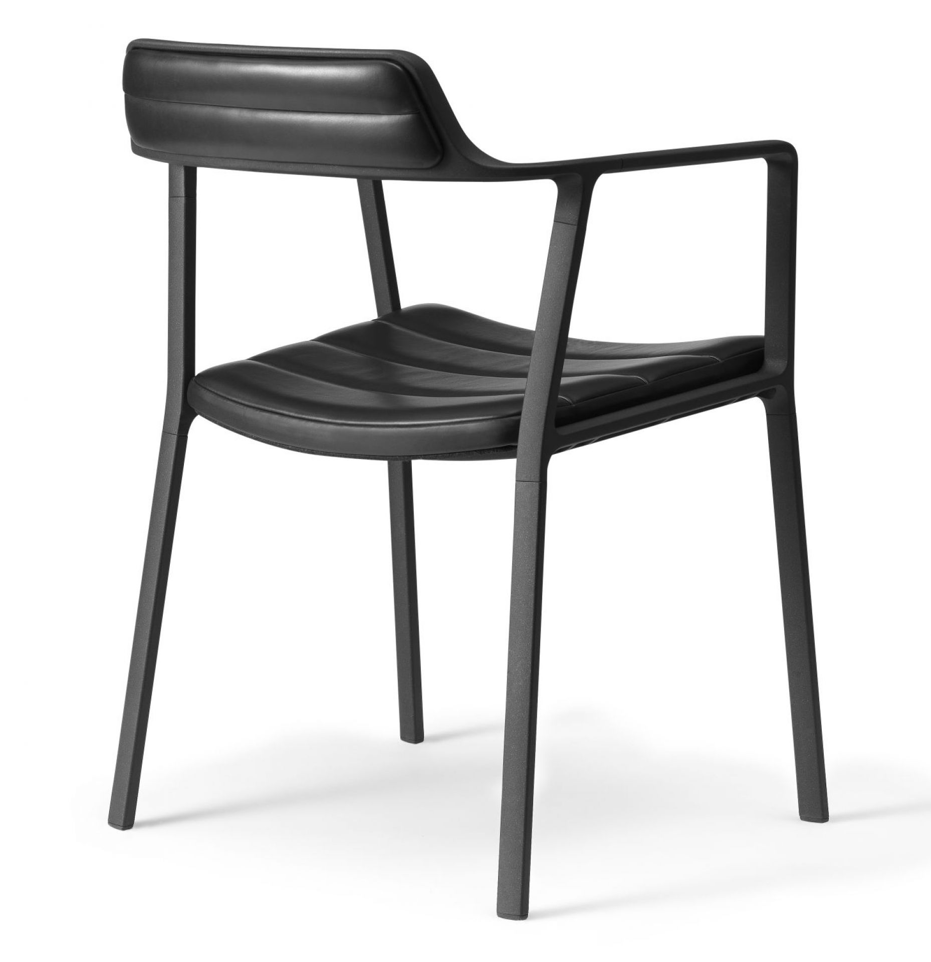 Schwarzer Vipp Stuhl mit Armlehnen und Anilinleder Sitzfläche, moderne Möbel für Esszimmer.