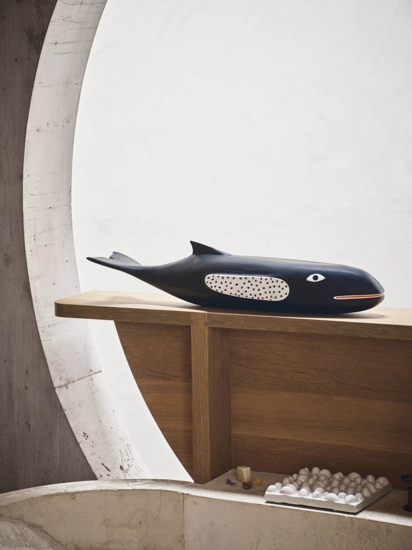 Eames House Whale Skulptur aus Esche von Vitra, dekoratives Holzobjekt in Walform, modernes Design.