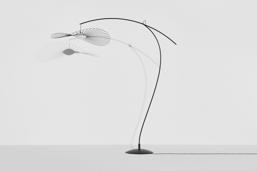 Elegante Vertigo Nova Stehleuchte von Petite Friture in Schwarz und Weiß, modernes Design für Wohnzimmer und Schlafzimmer.