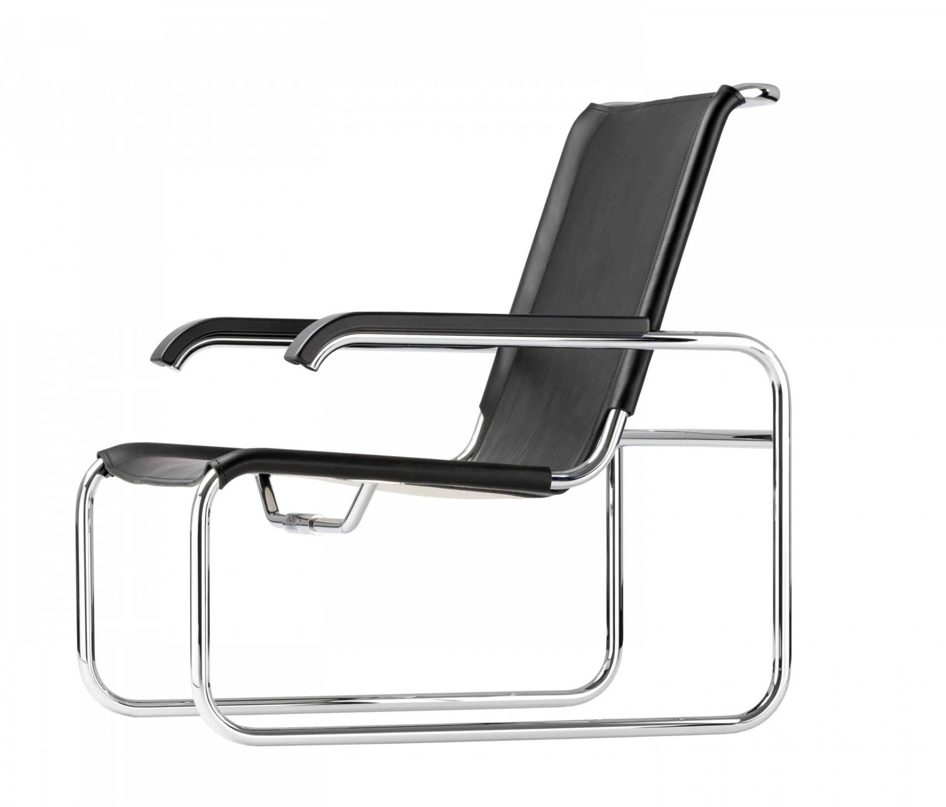 S 35 L Thonet Sessel mit schwarzem Leder und verchromtem Stahlrohr Gestell.