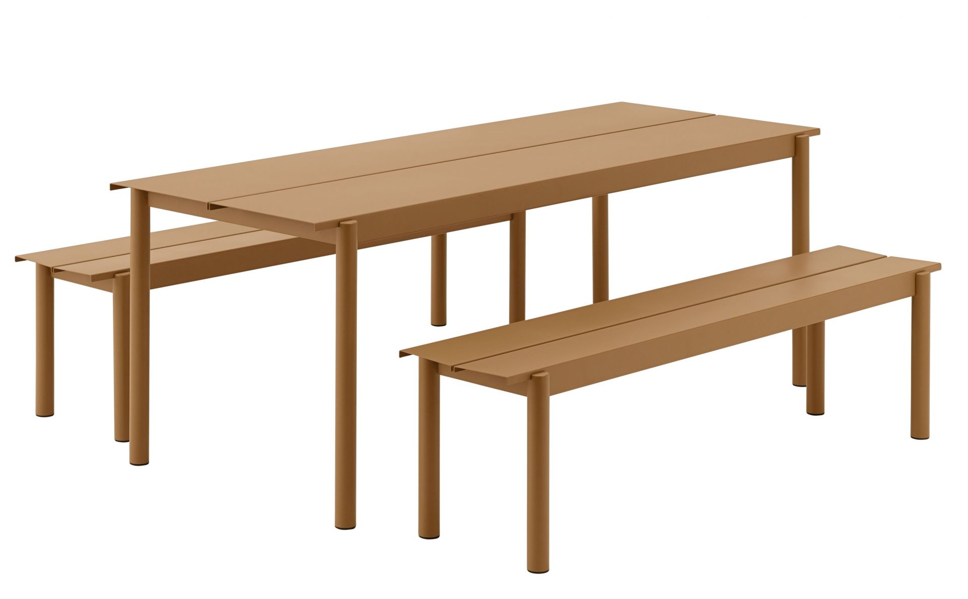 Muuto Linear Steel Outdoor Sitzgruppe: Tisch und zwei Bänke in Sandbraun, modernes Gartendesign.