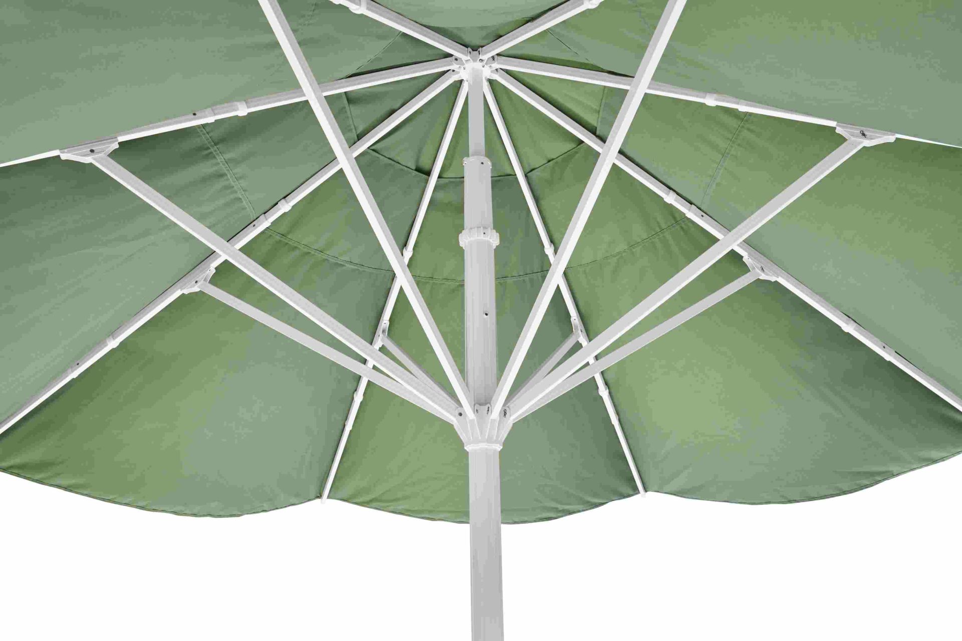 Detailaufnahme von unten des Weishäupl Sonnenschirms mit grünem Stoff und weißem Gestell.