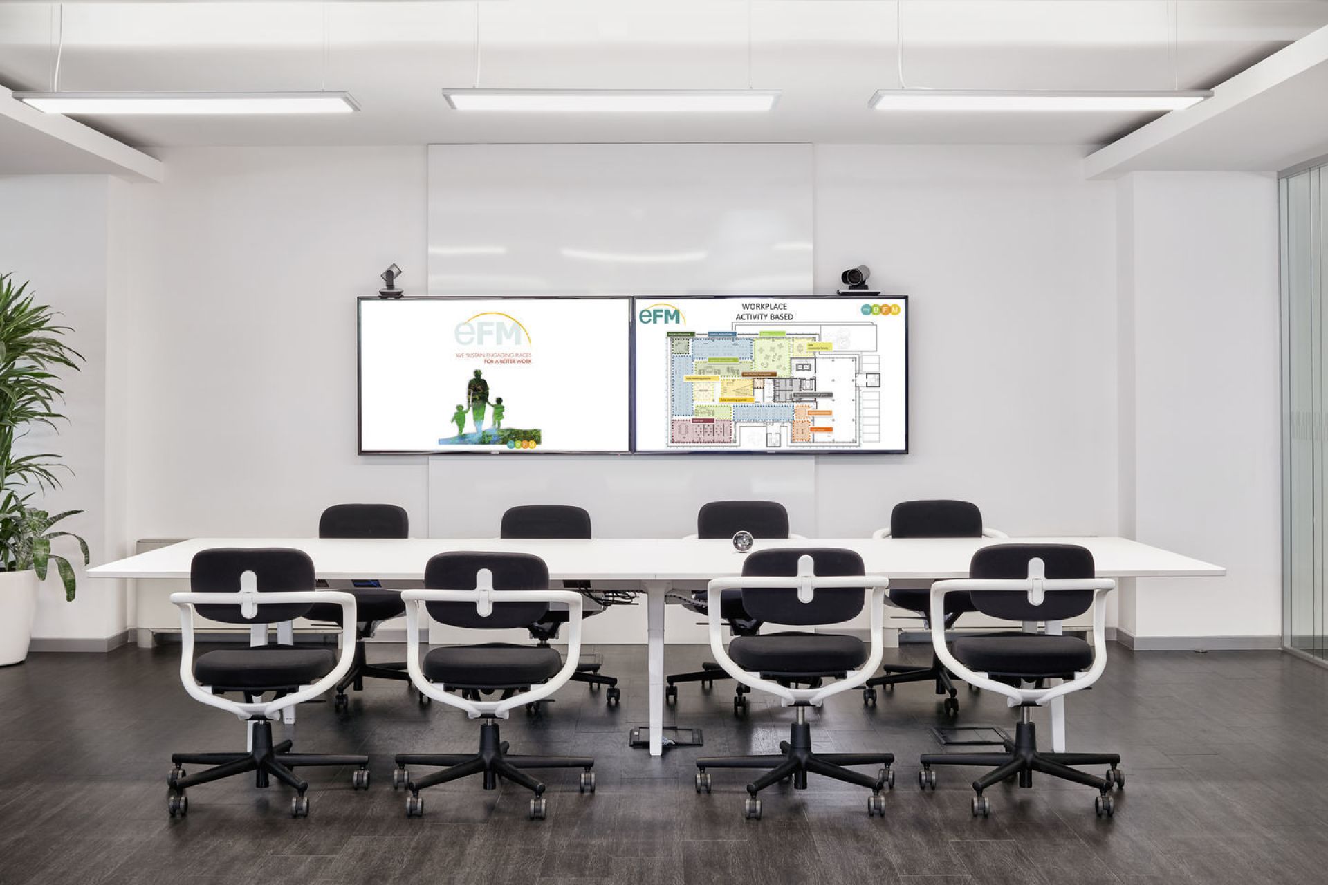 Konferenzraum mit Allstar Bürodrehstühlen von Vitra, schwarze Sitzfläche und weiße Rückenlehne, ergonomisch und modern.