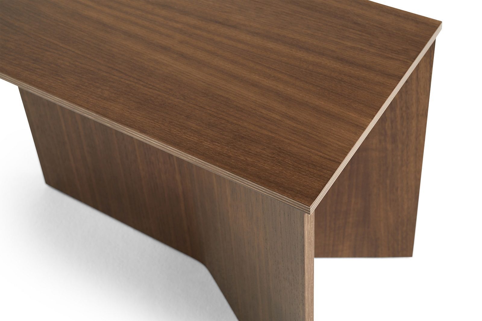 Detailaufnahme des Hay Slit Table Wood, ein rechteckiger Beistelltisch aus braunem Holz.