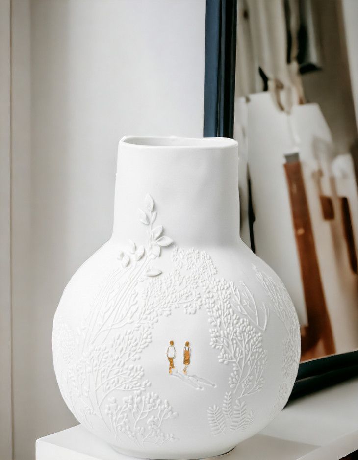Weiße BG dankbar Vase "Parkspaziergang Räder" mit geprägtem Parkmotiv und zwei goldenen Figuren.